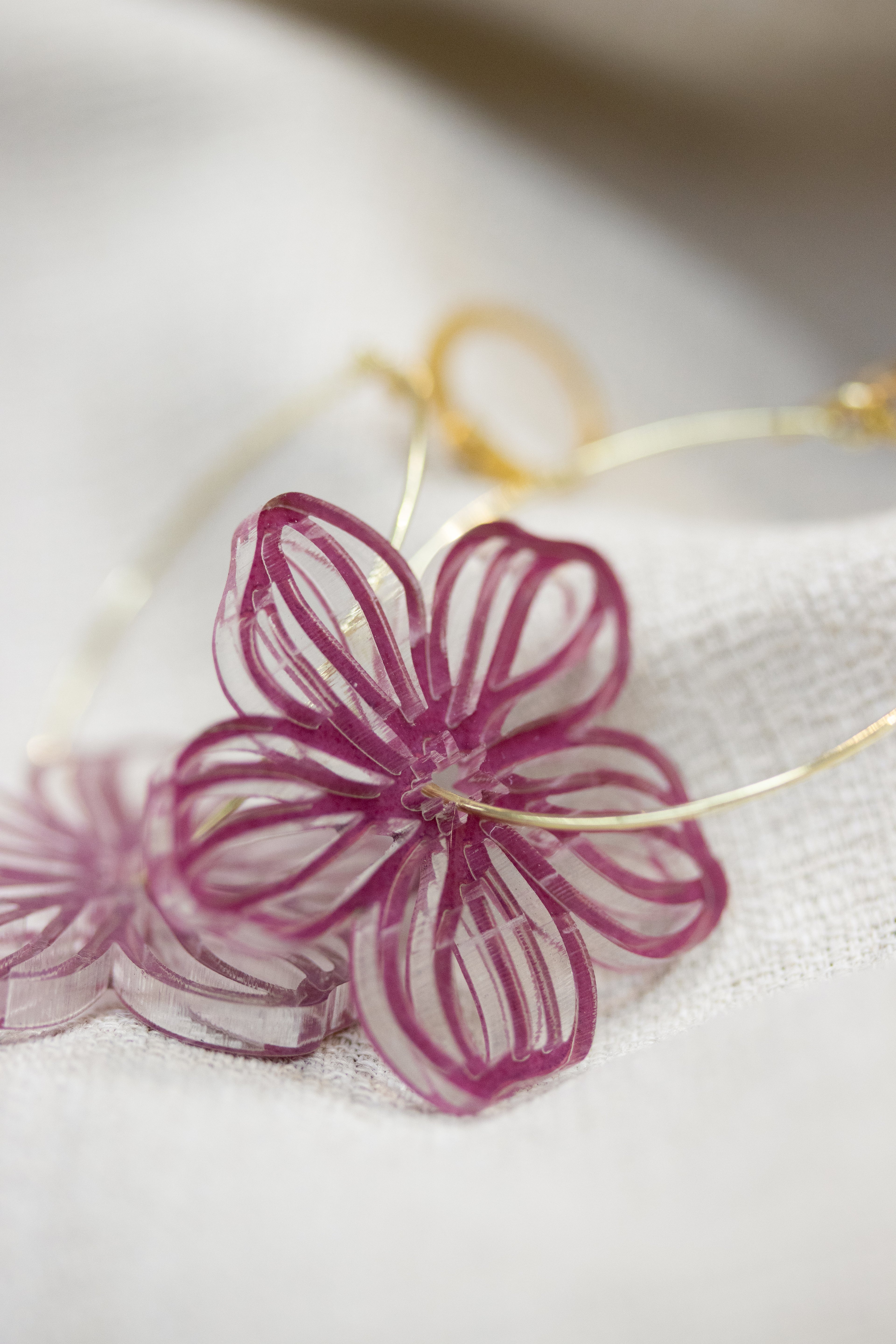 FLOWER CIRCLE - Orecchini a cerchio con fiore traforato in plexiglass