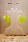 FLOWER DAISY - Orecchini pendenti margherita in plexiglass fluo