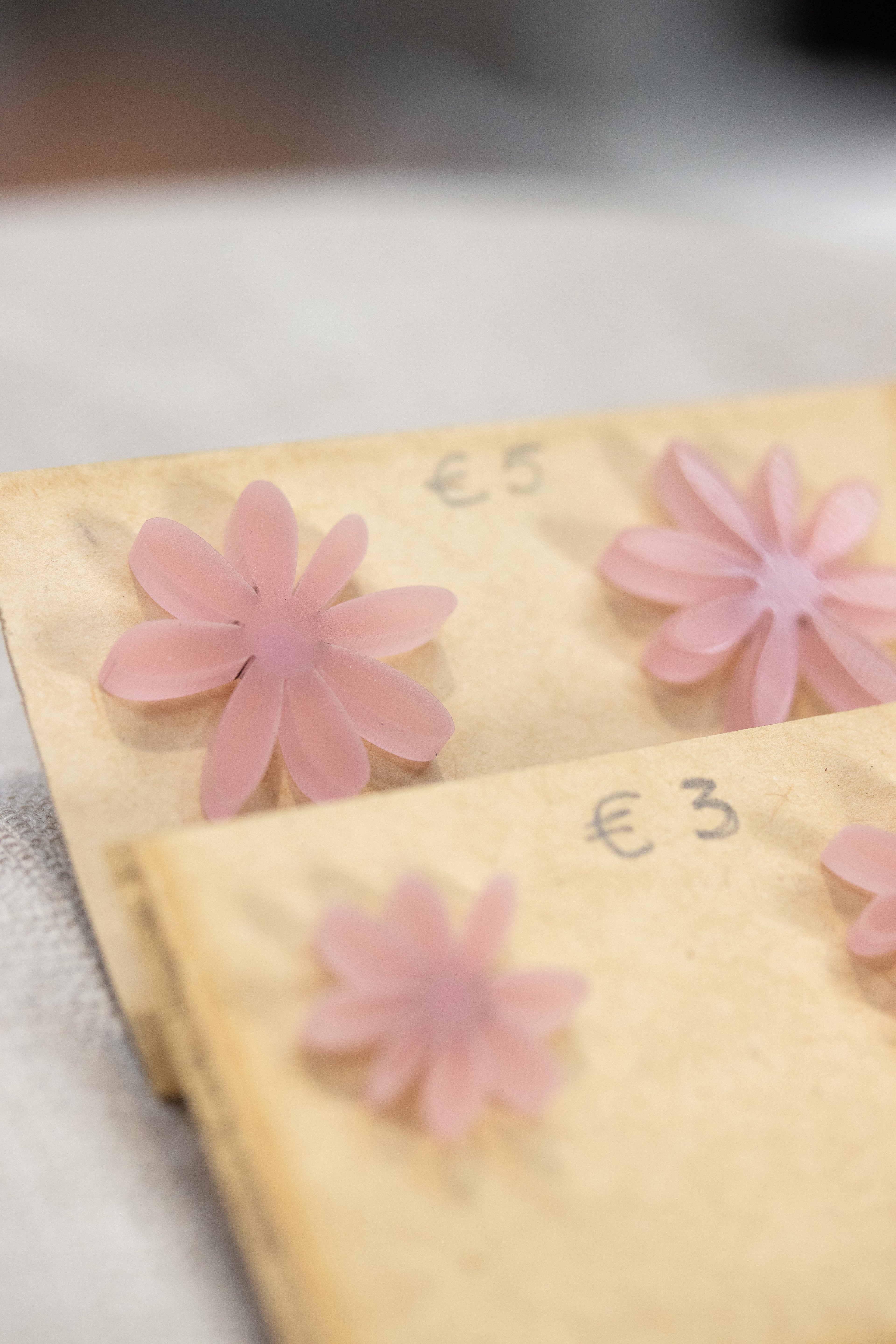 MINI DAISY POP - Orecchini Margherita in Plexiglass color con accessorio in acciaio inossidabile