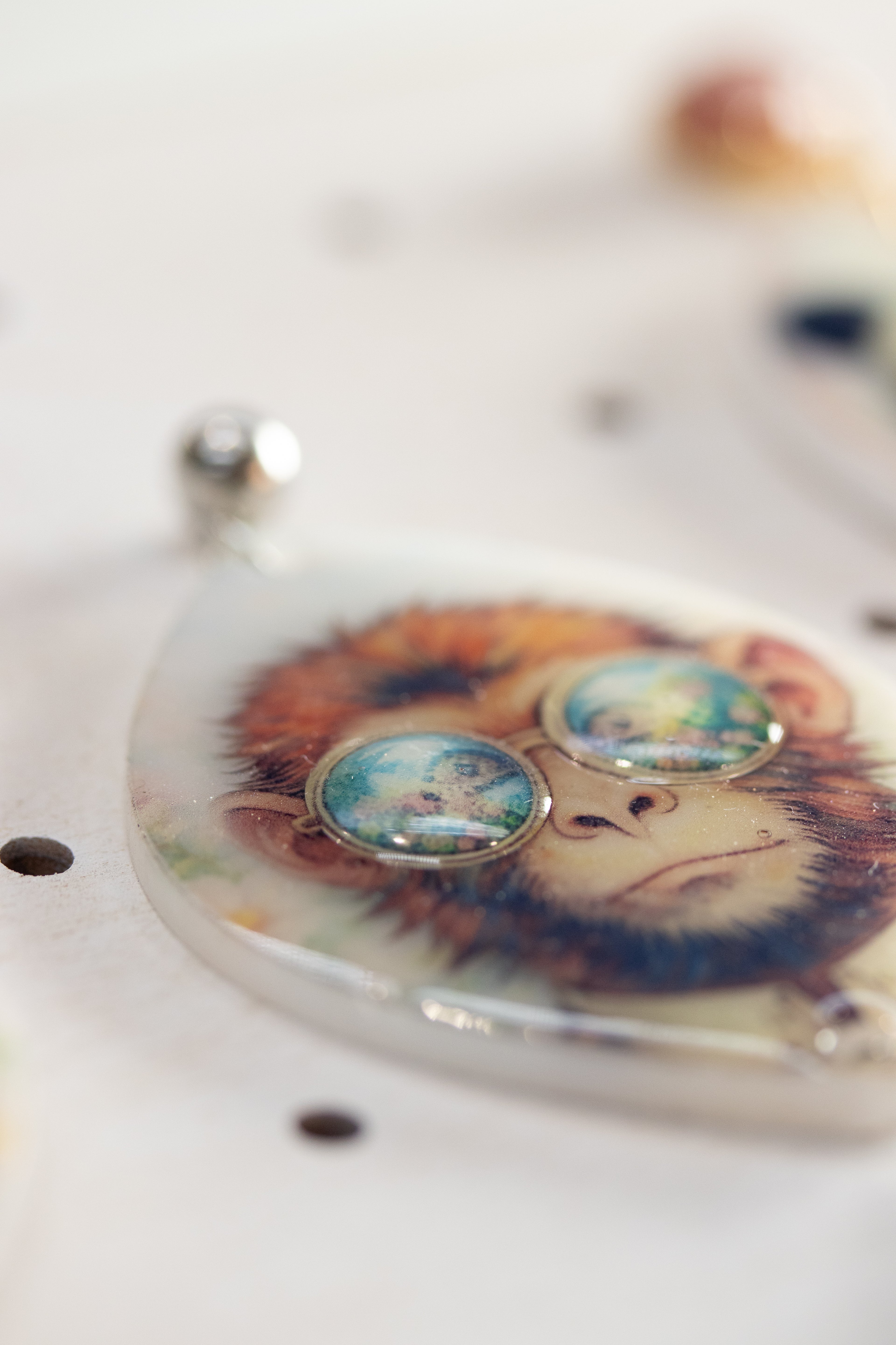 INDIAN MONKEY - Orecchini Scimmia in Plexiglass con piuma nera e Acciaio argento