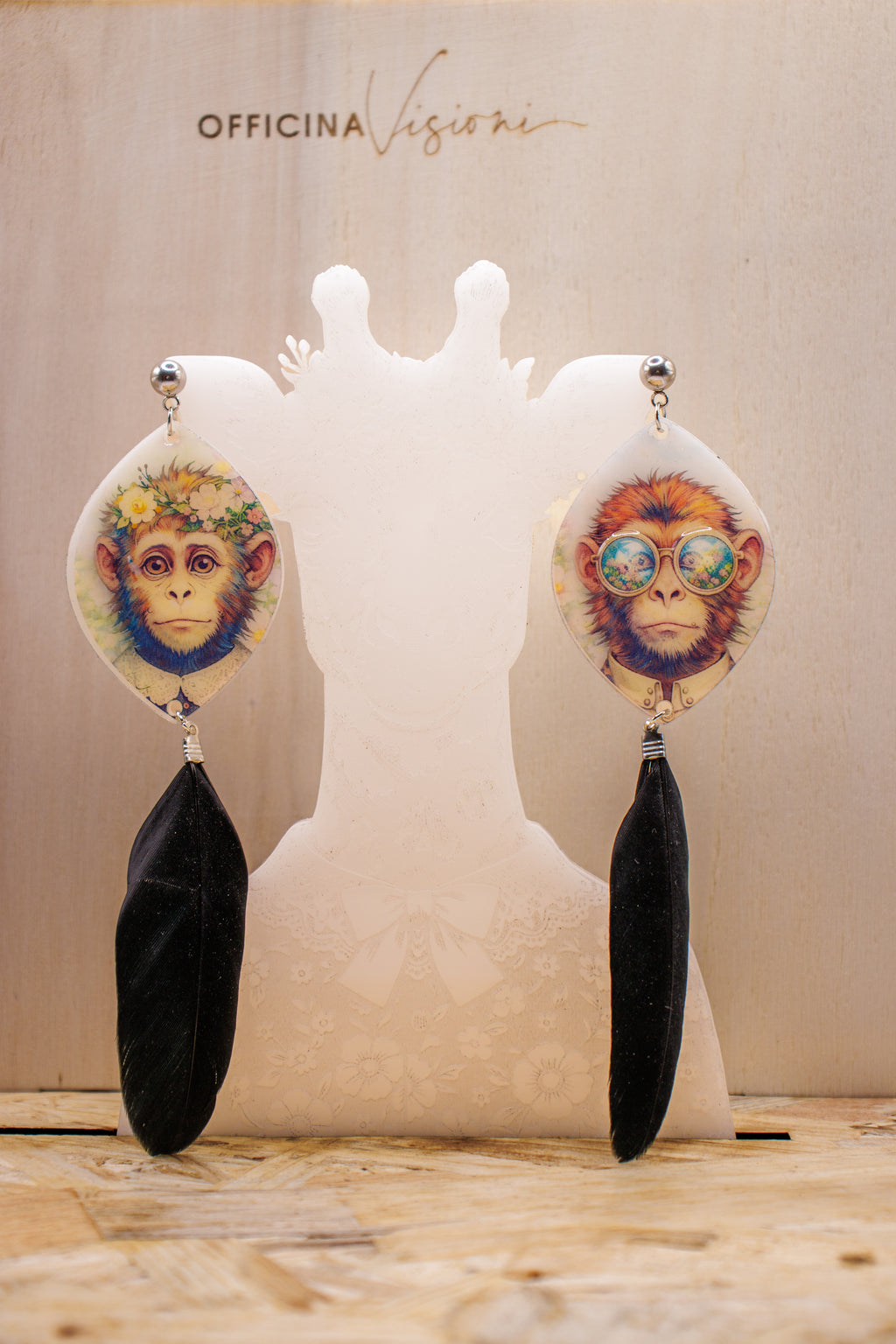 INDIAN MONKEY - Orecchini Scimmia in Plexiglass con piuma nera e Acciaio argento