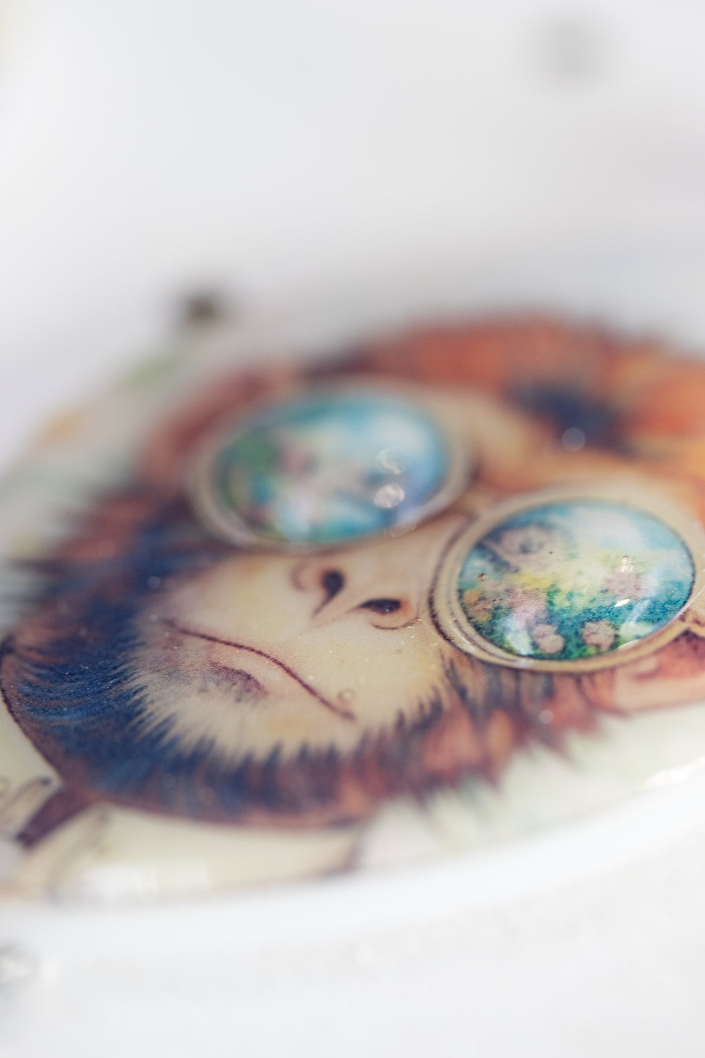 INDIAN MONKEY - Orecchini Scimmia in Plexiglass con piuma nera e Acciaio argento