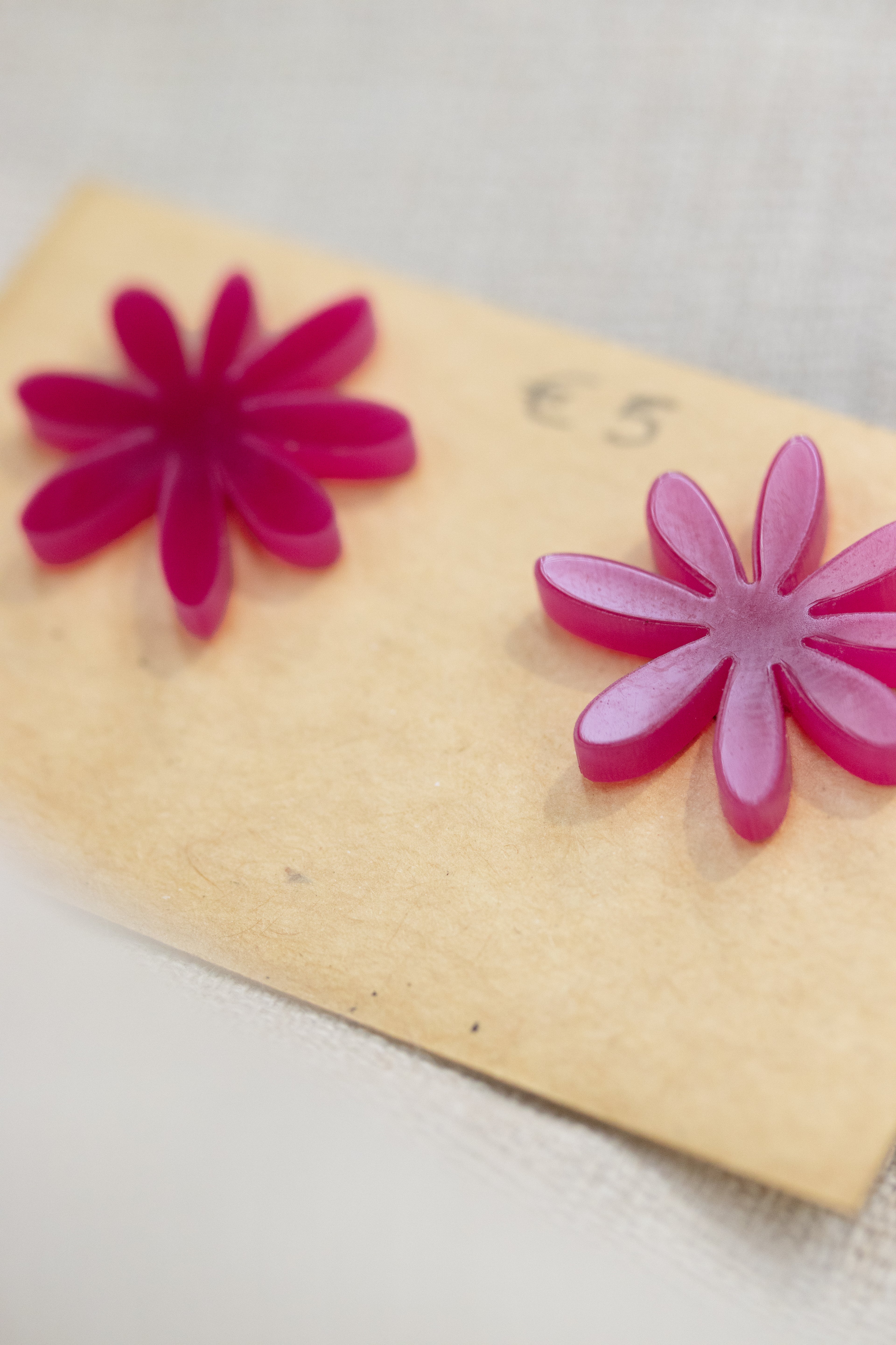 MINI DAISY POP - Orecchini Margherita in Plexiglass color con accessorio in acciaio inossidabile