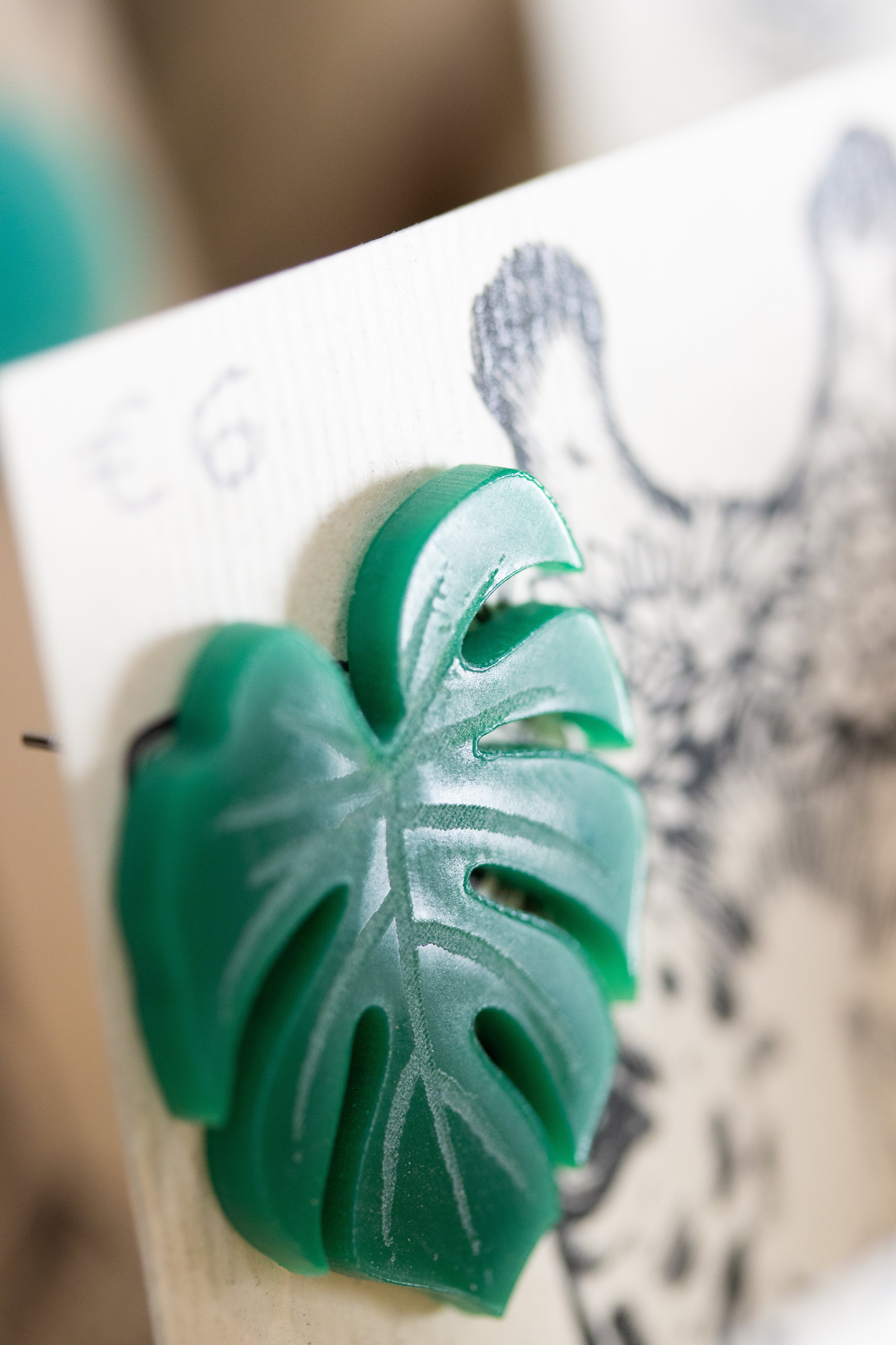 MONSTERA - Orecchini a lobo foglia di Monstera in plexiglass e acciaio inossidabile