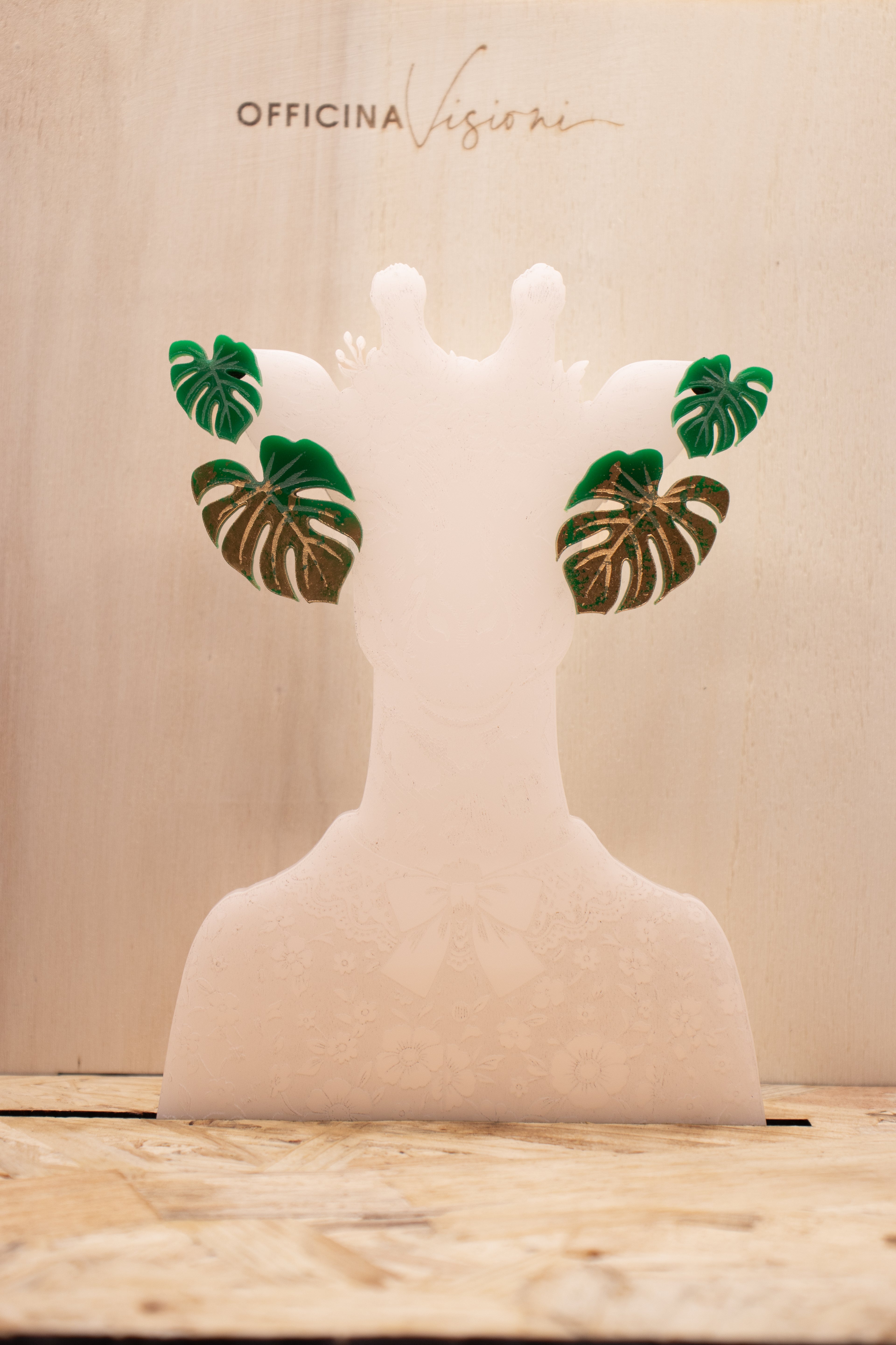 MONSTERA GOLD - Orecchini a lobo foglia di Monstera in plexiglass e oro