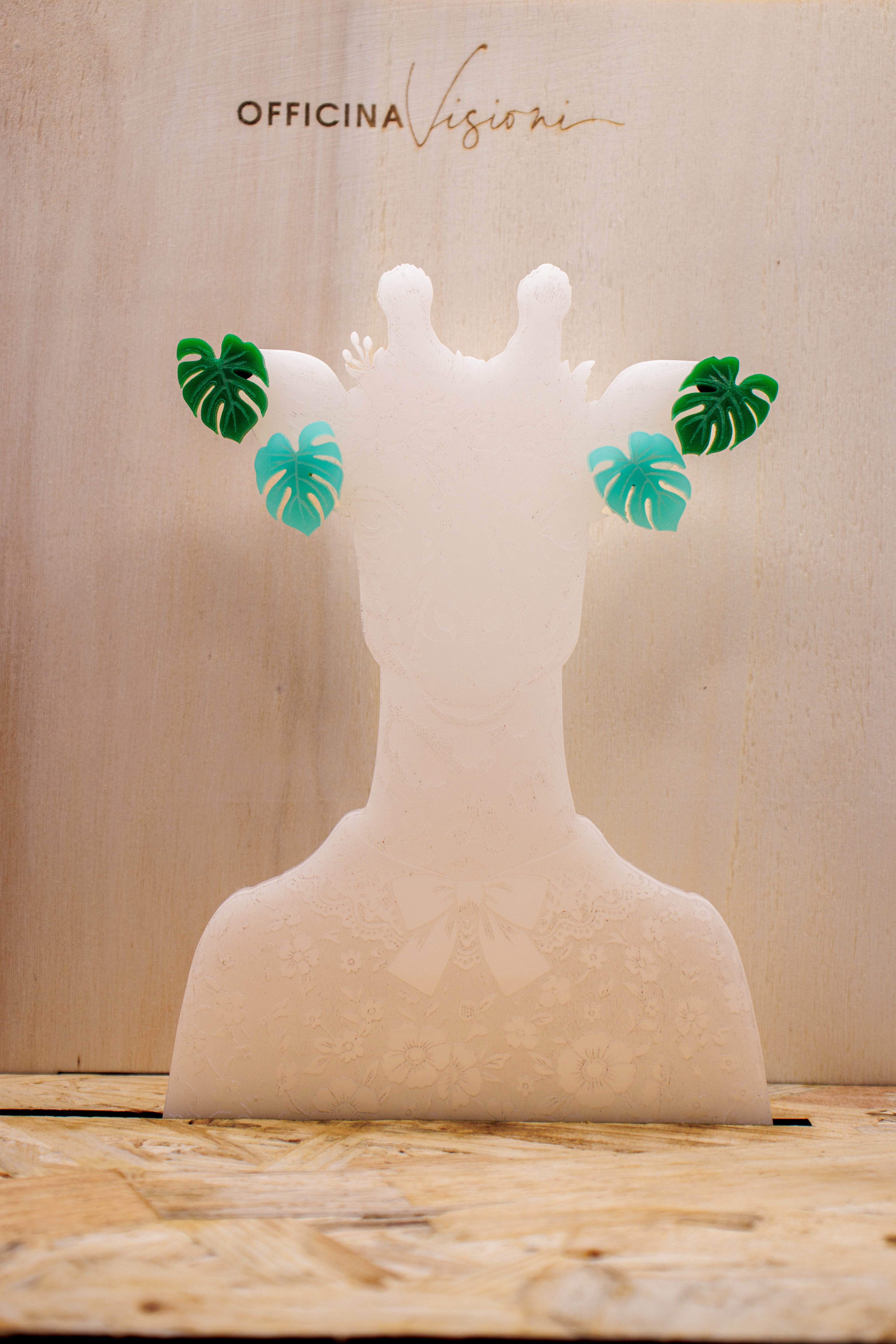 MONSTERA - Orecchini a lobo foglia di Monstera in plexiglass e acciaio inossidabile