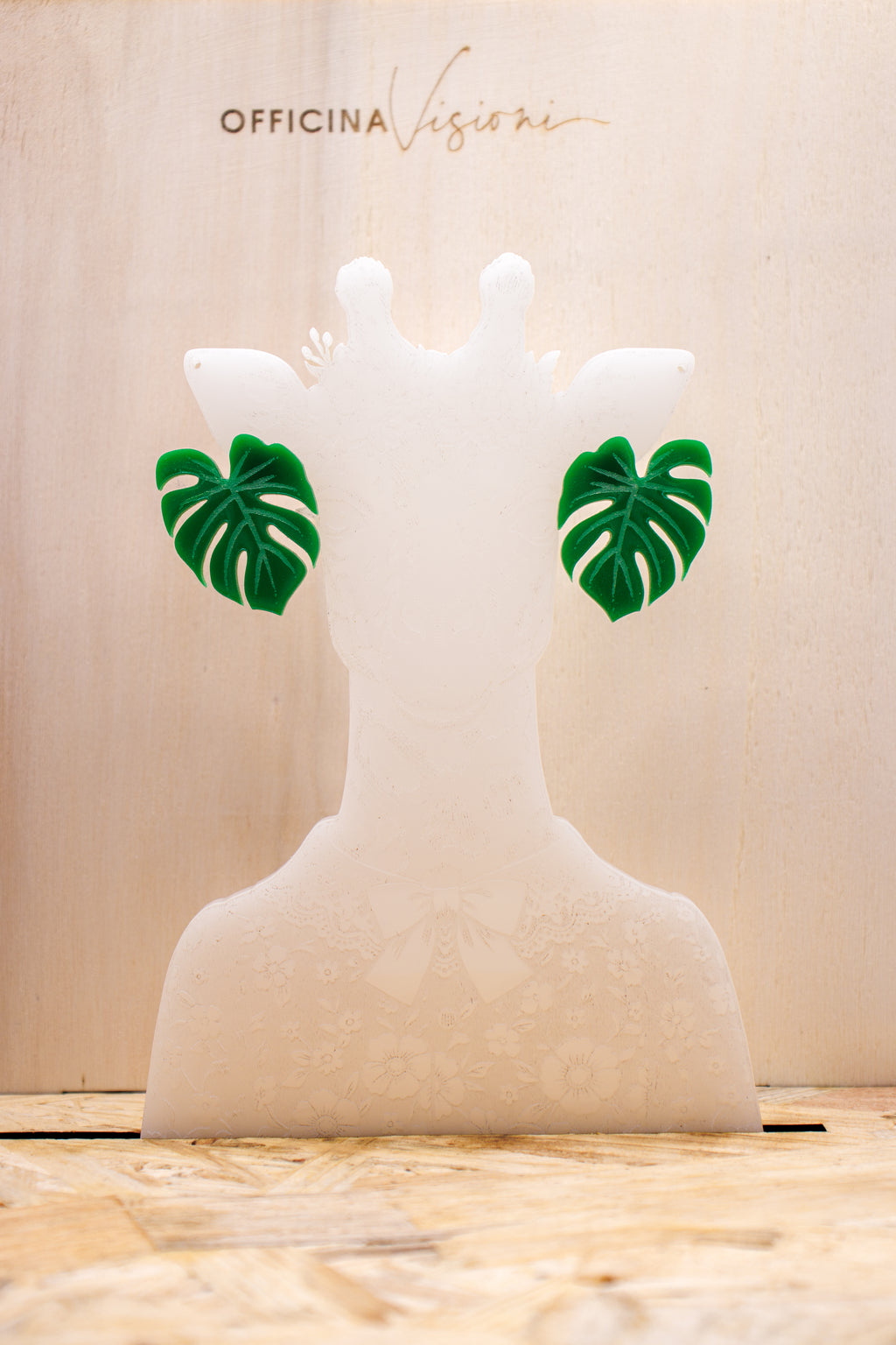 MONSTERA - Orecchini a lobo foglia di Monstera in plexiglass e acciaio inossidabile