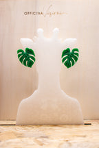 MONSTERA - Orecchini a lobo foglia di Monstera in plexiglass e acciaio inossidabile
