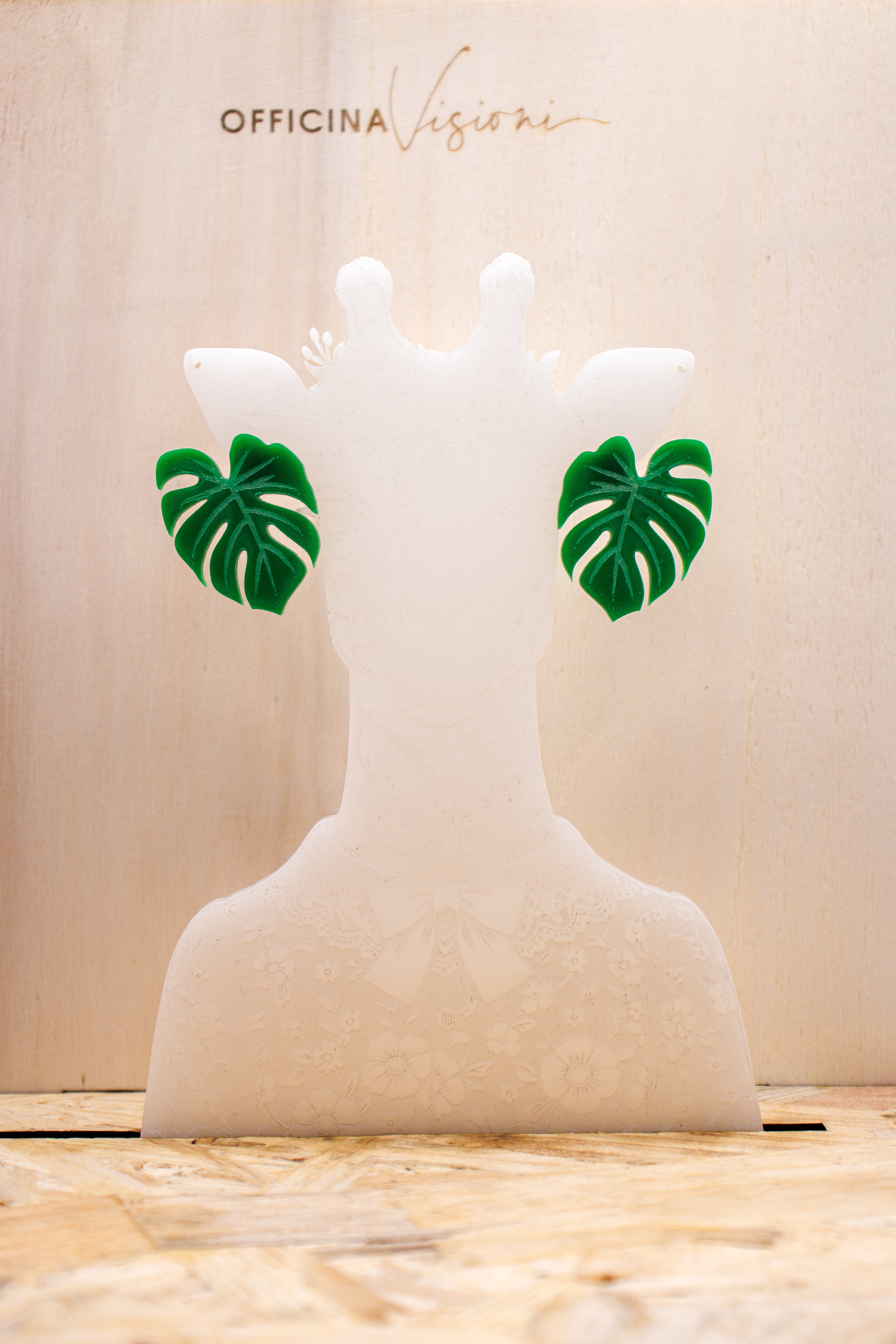 MONSTERA - Orecchini a lobo foglia di Monstera in plexiglass e acciaio inossidabile