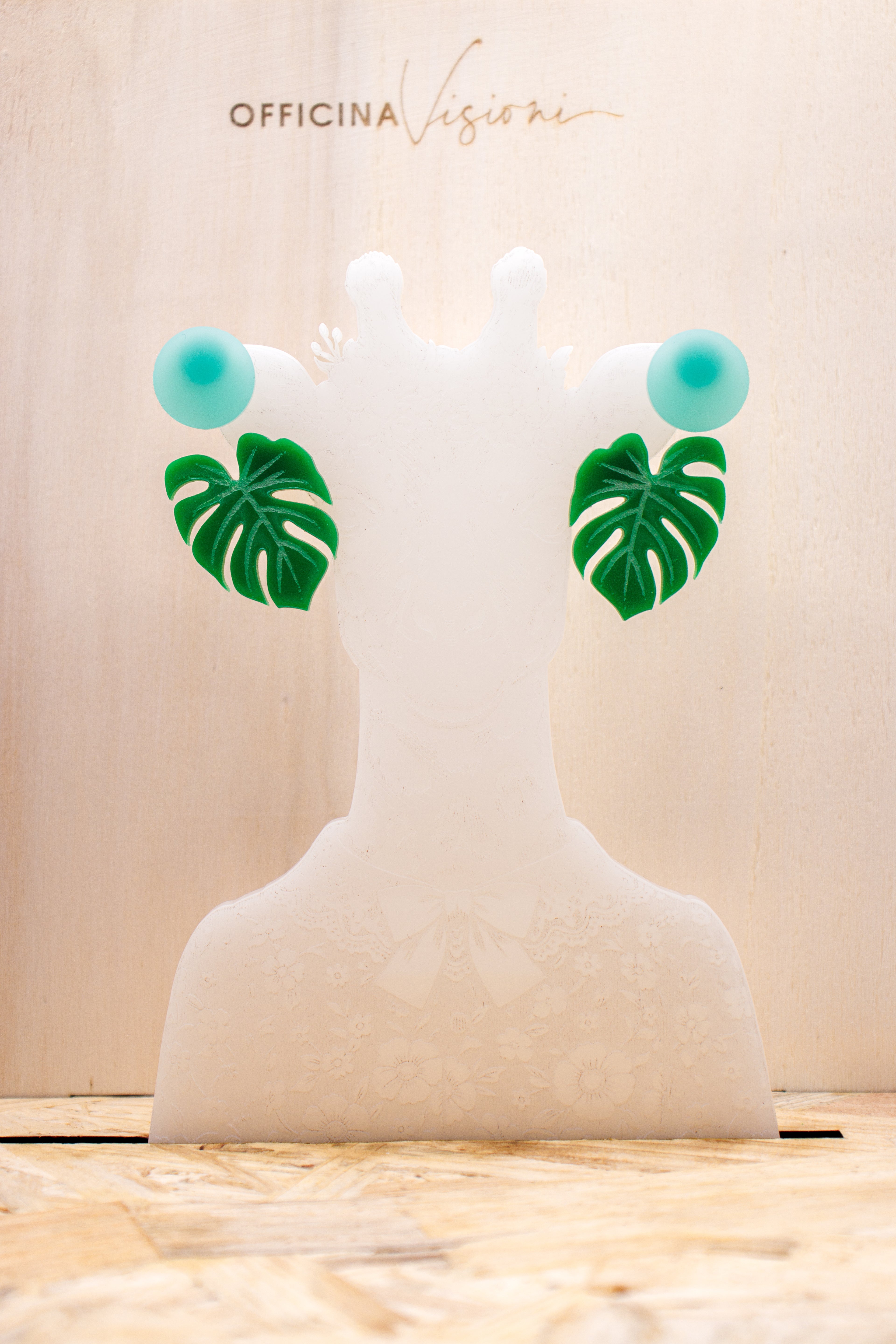 MONSTERA - Orecchini a lobo foglia di Monstera in plexiglass e acciaio inossidabile