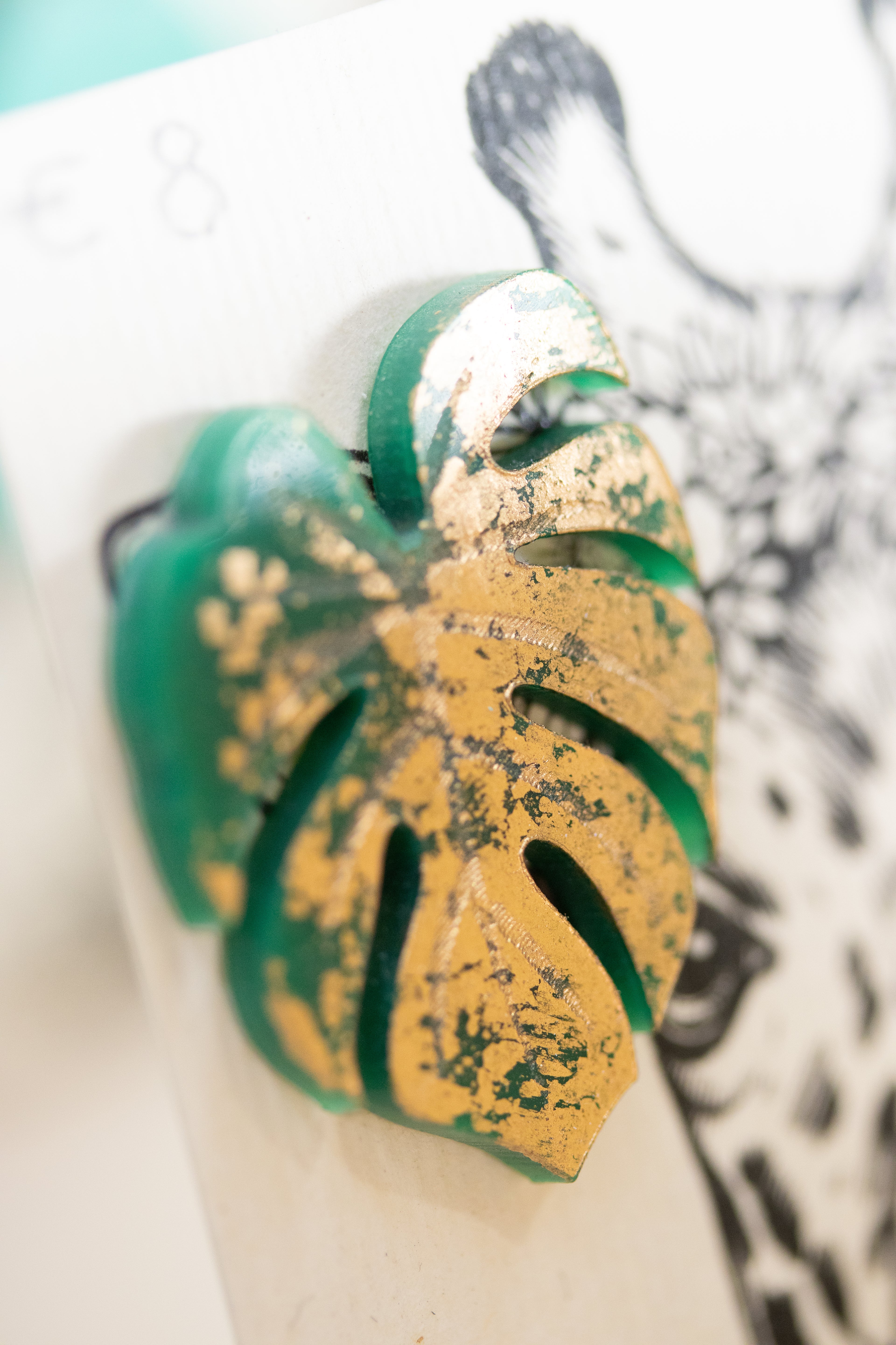 MONSTERA GOLD - Orecchini a lobo foglia di Monstera in plexiglass e oro