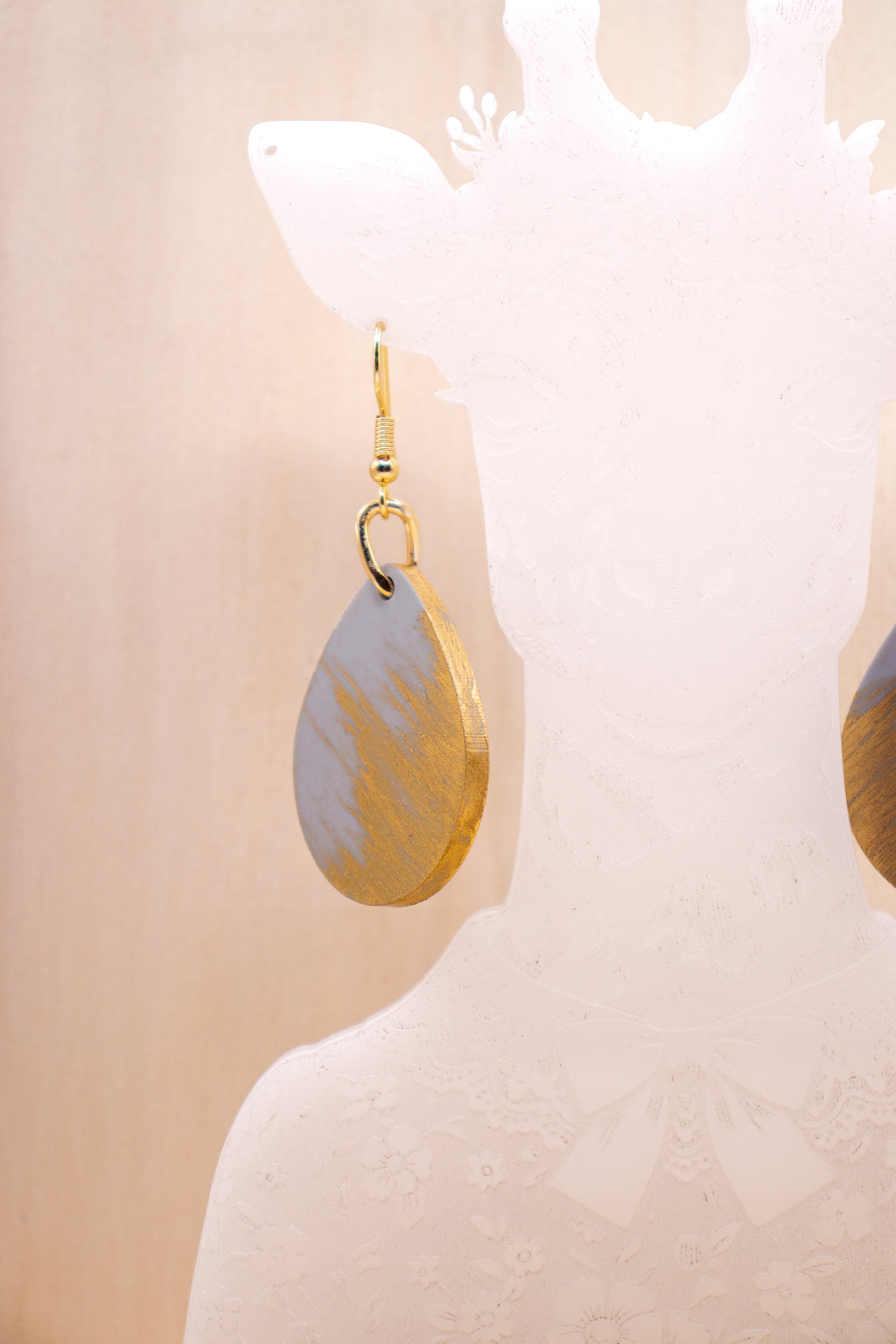 GOLD DROP - Orecchini pendenti a goccia in plexiglass grigio e oro con gancio in acciaio inossidabile
