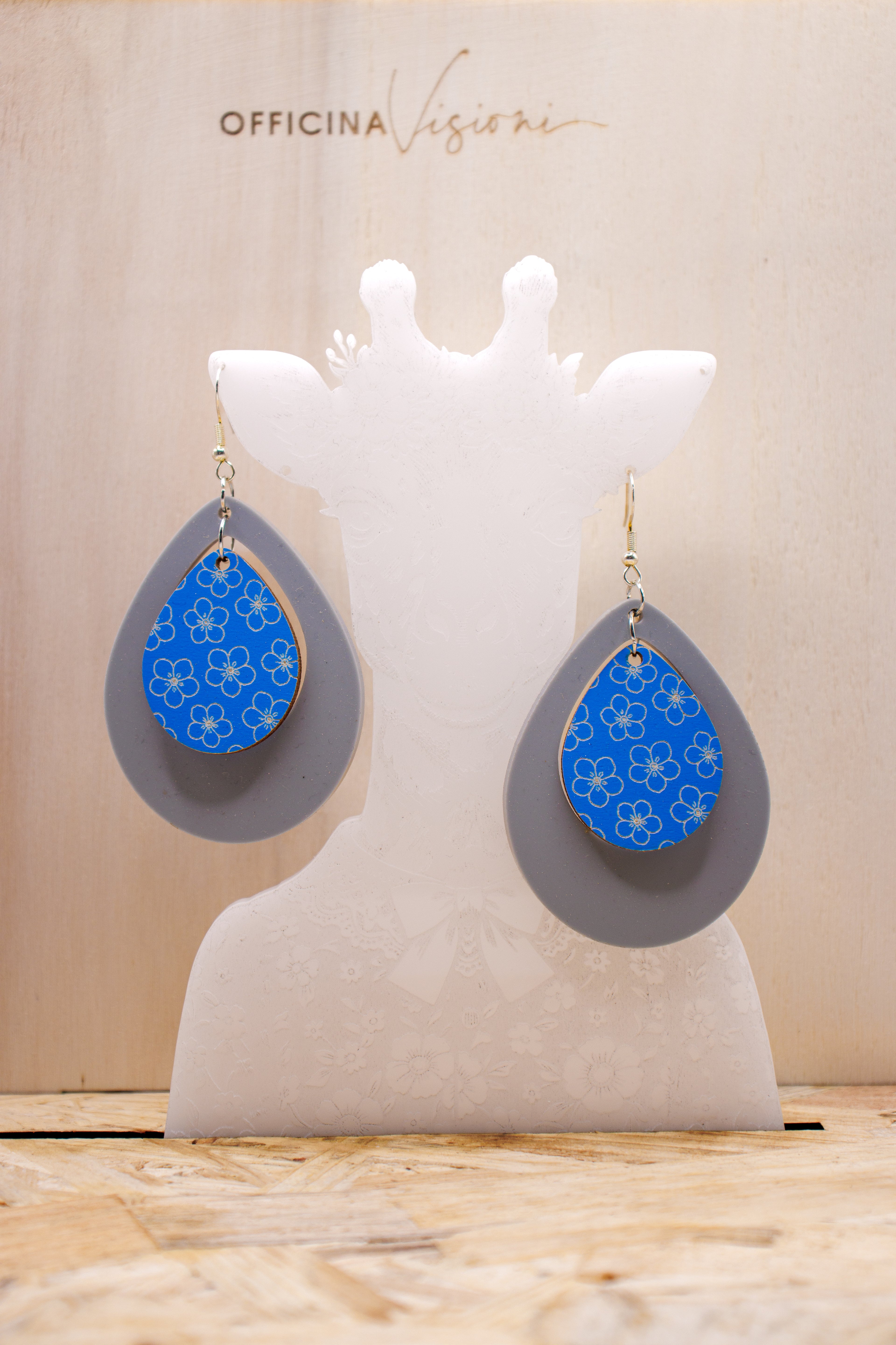 FLOWER DOUBLE DROP - Orecchini pendenti a doppia goccia in plexiglass e legno inciso