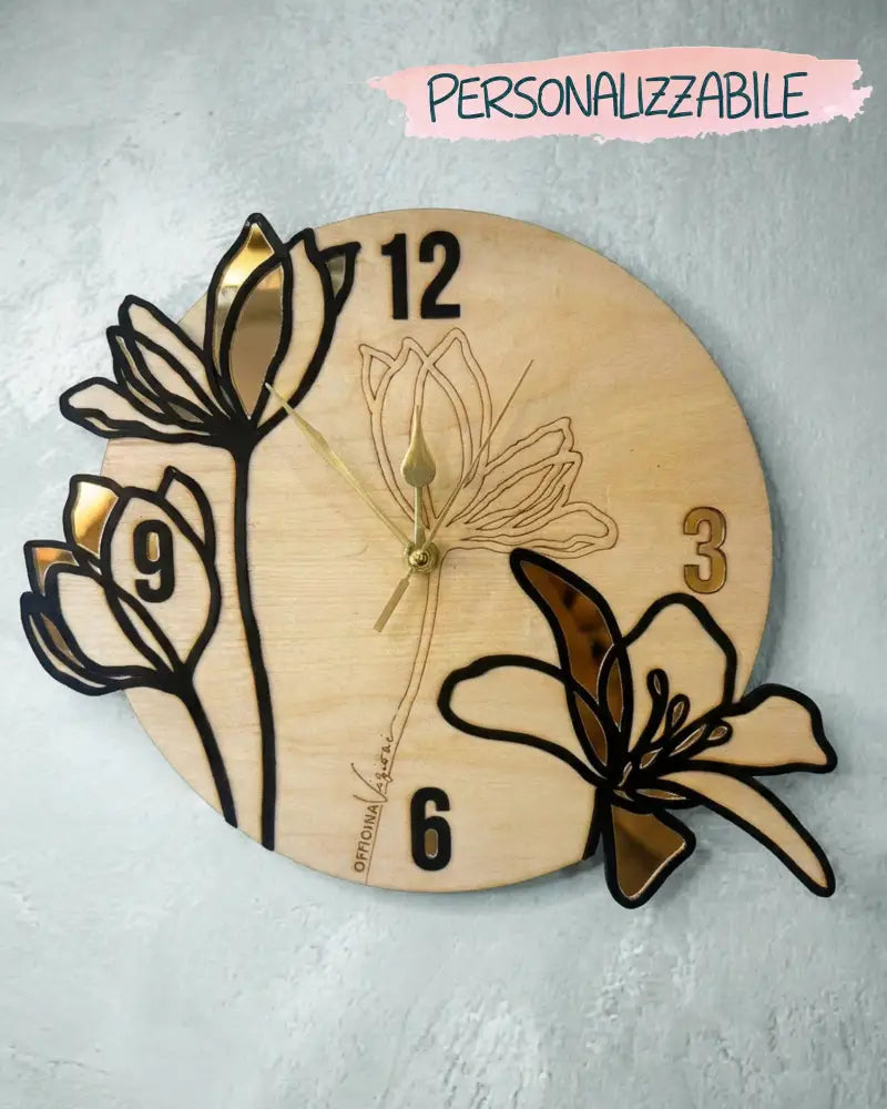 Orologio da parete in legno inciso con dettagli in plexiglass oro e nero
