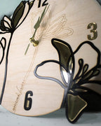 Orologio da parete in legno inciso con dettagli in plexiglass oro e nero