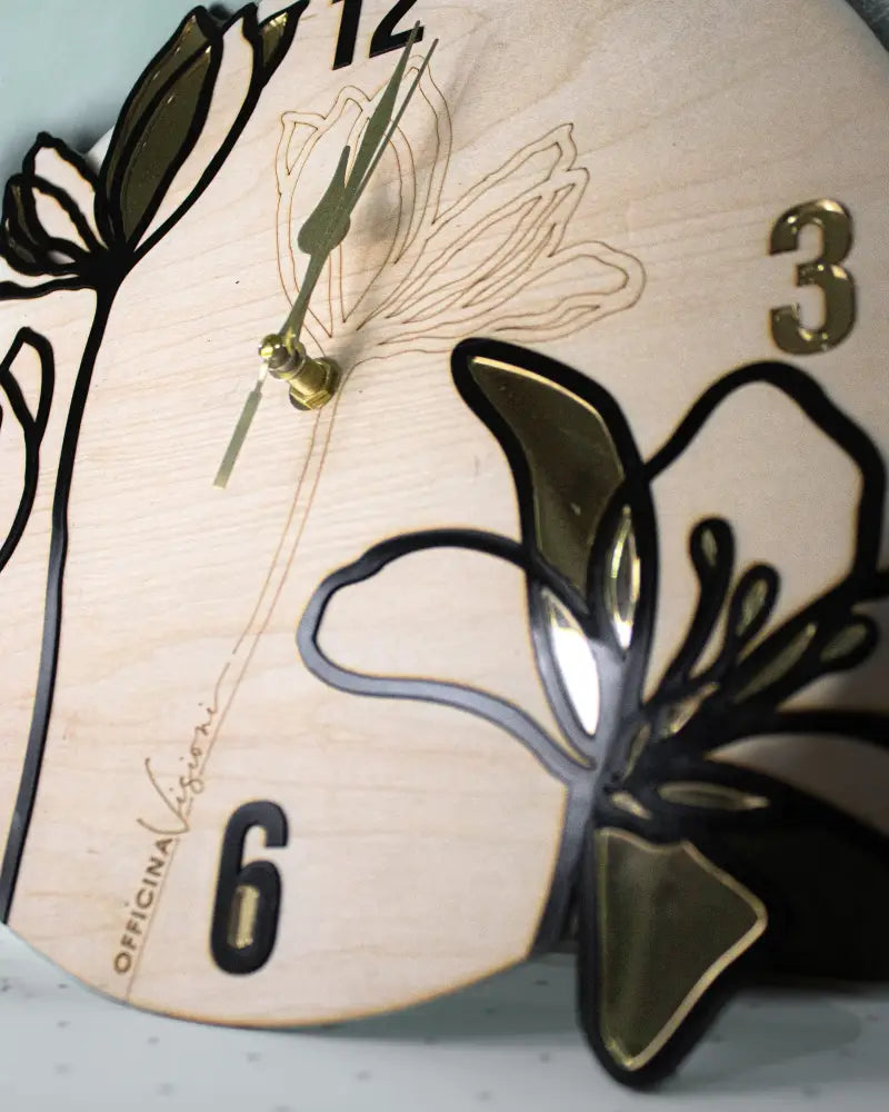 Orologio da parete in legno inciso con dettagli in plexiglass oro e nero