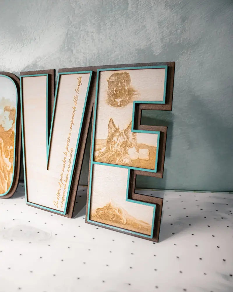Quadretto LOVE personalizzato con foto incisa, realizzato in MDF scuro, legno balsa e bordo laminato color turchese, artigianale e su misura.