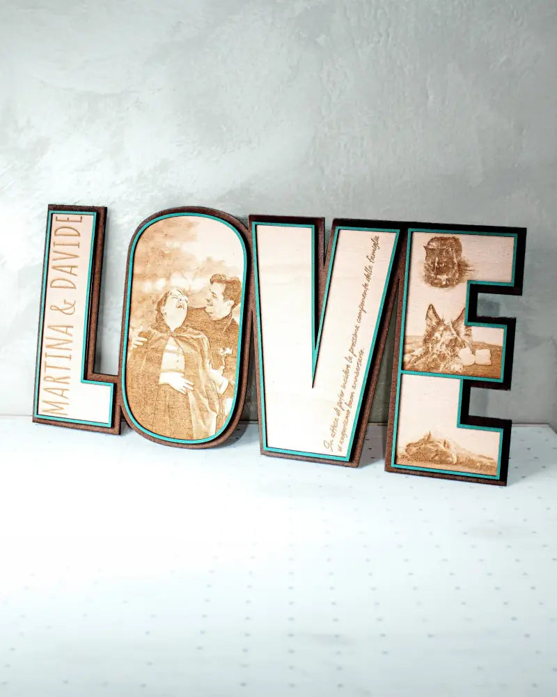 Quadretto LOVE personalizzato con foto incisa, realizzato in MDF scuro, legno balsa e bordo laminato color turchese, artigianale e su misura.