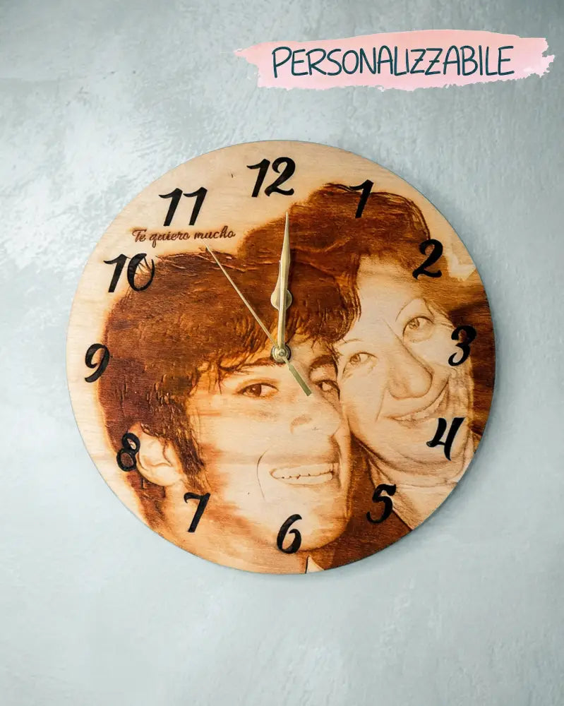 Orologio da parete personalizzato con foto incisa su legno