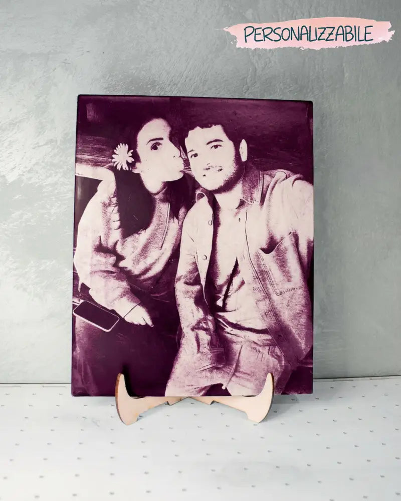 Piastrella fotografica personalizzata con foto incisa al laser e piedistallo in legno di pioppo