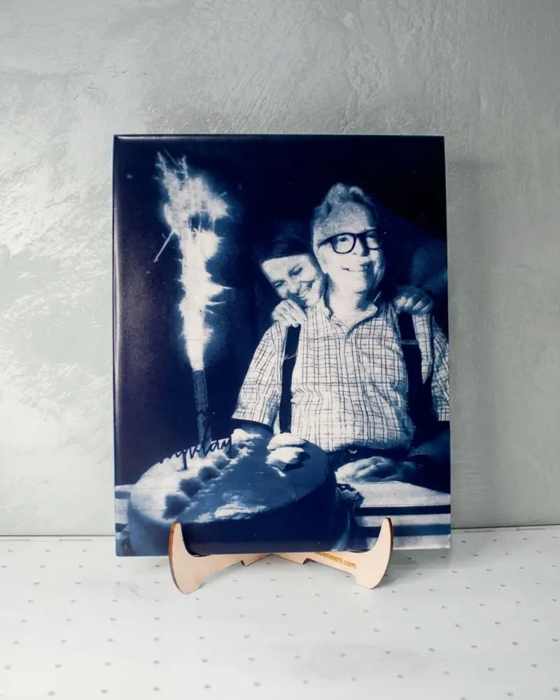 Piastrella fotografica personalizzata con foto incisa al laser e piedistallo in legno di pioppo