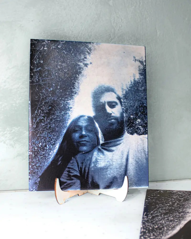 Piastrella fotografica personalizzata con foto incisa al laser e piedistallo in legno di pioppo