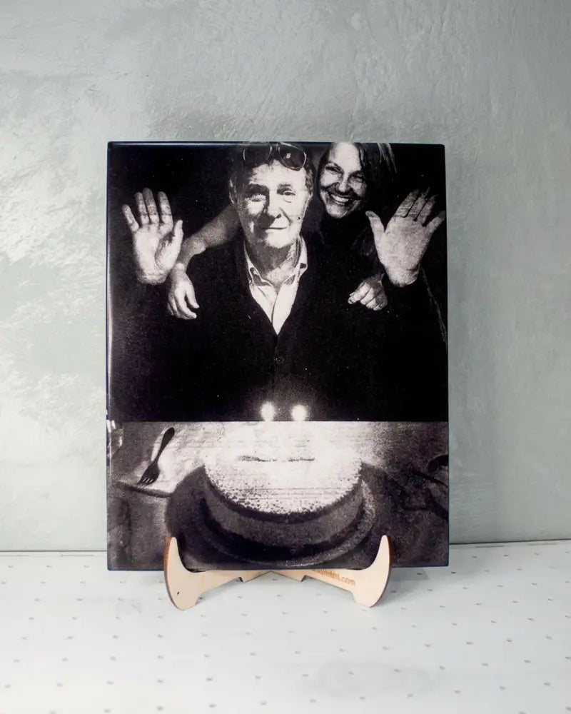 Piastrella fotografica personalizzata con foto incisa al laser e piedistallo in legno di pioppo