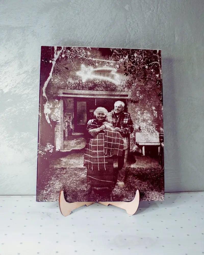 Piastrella fotografica personalizzata con foto incisa al laser e piedistallo in legno di pioppo