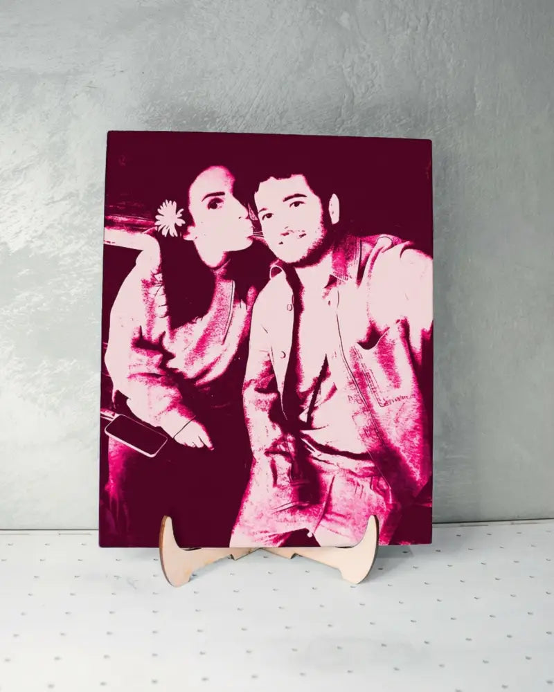 Piastrella fotografica personalizzata con foto incisa al laser e piedistallo in legno di pioppo