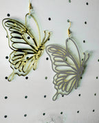 Orecchini farfalla in plexiglass oro specchiato con retro grigio e gancio in argento 925 placcato oro