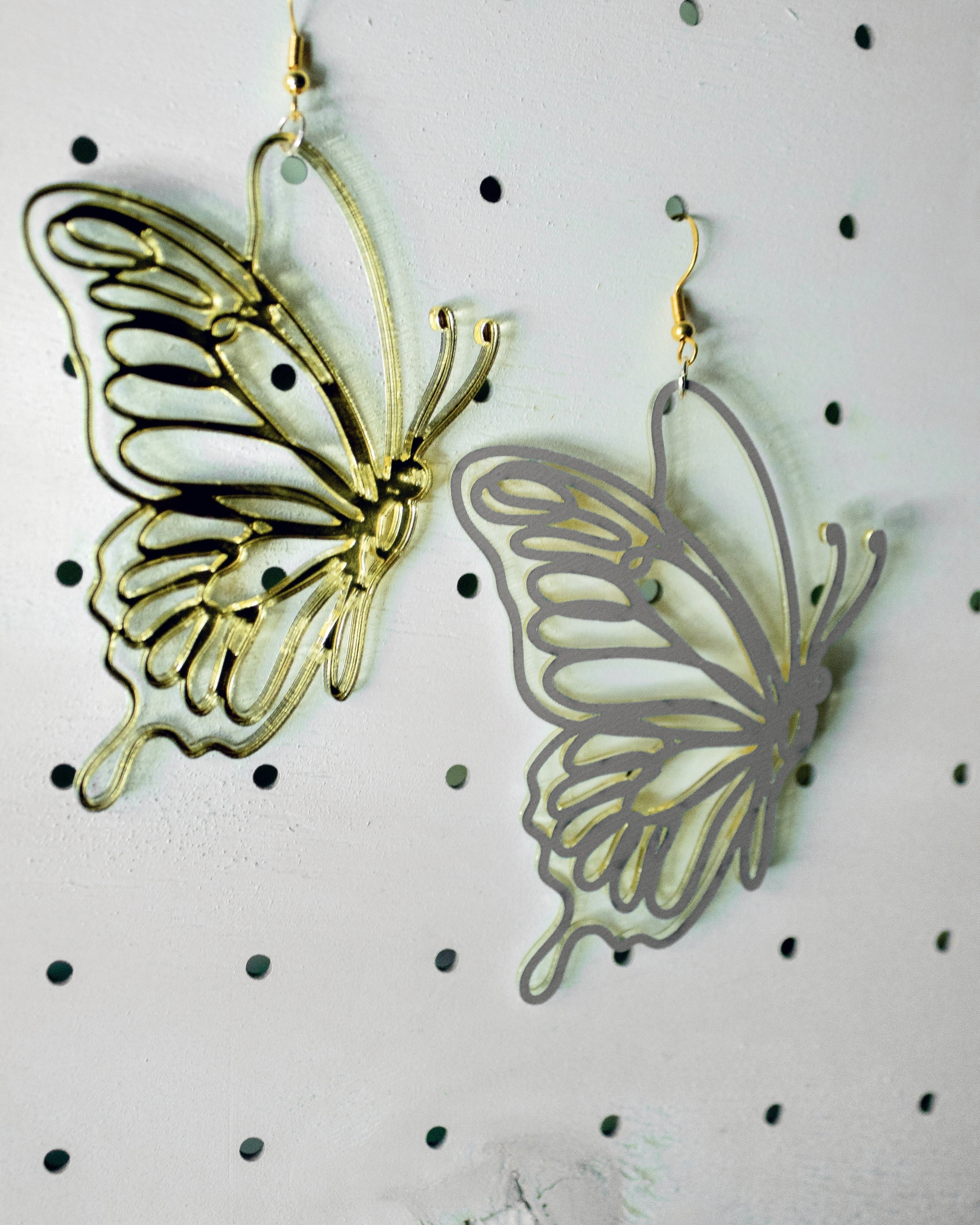 Orecchini farfalla in plexiglass oro specchiato con retro grigio e gancio in argento 925 placcato oro