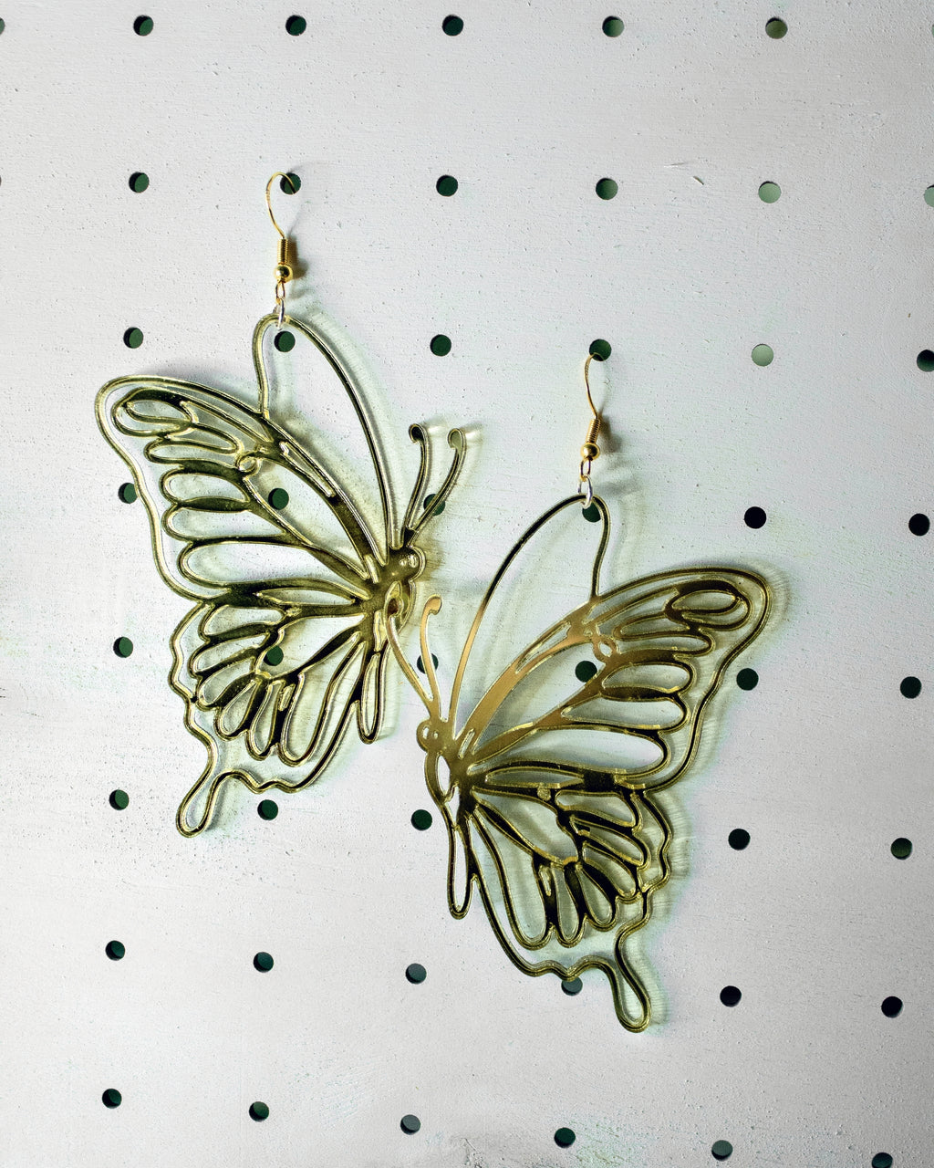 Orecchini farfalla in plexiglass oro specchiato con retro grigio e gancio in argento 925 placcato oro
