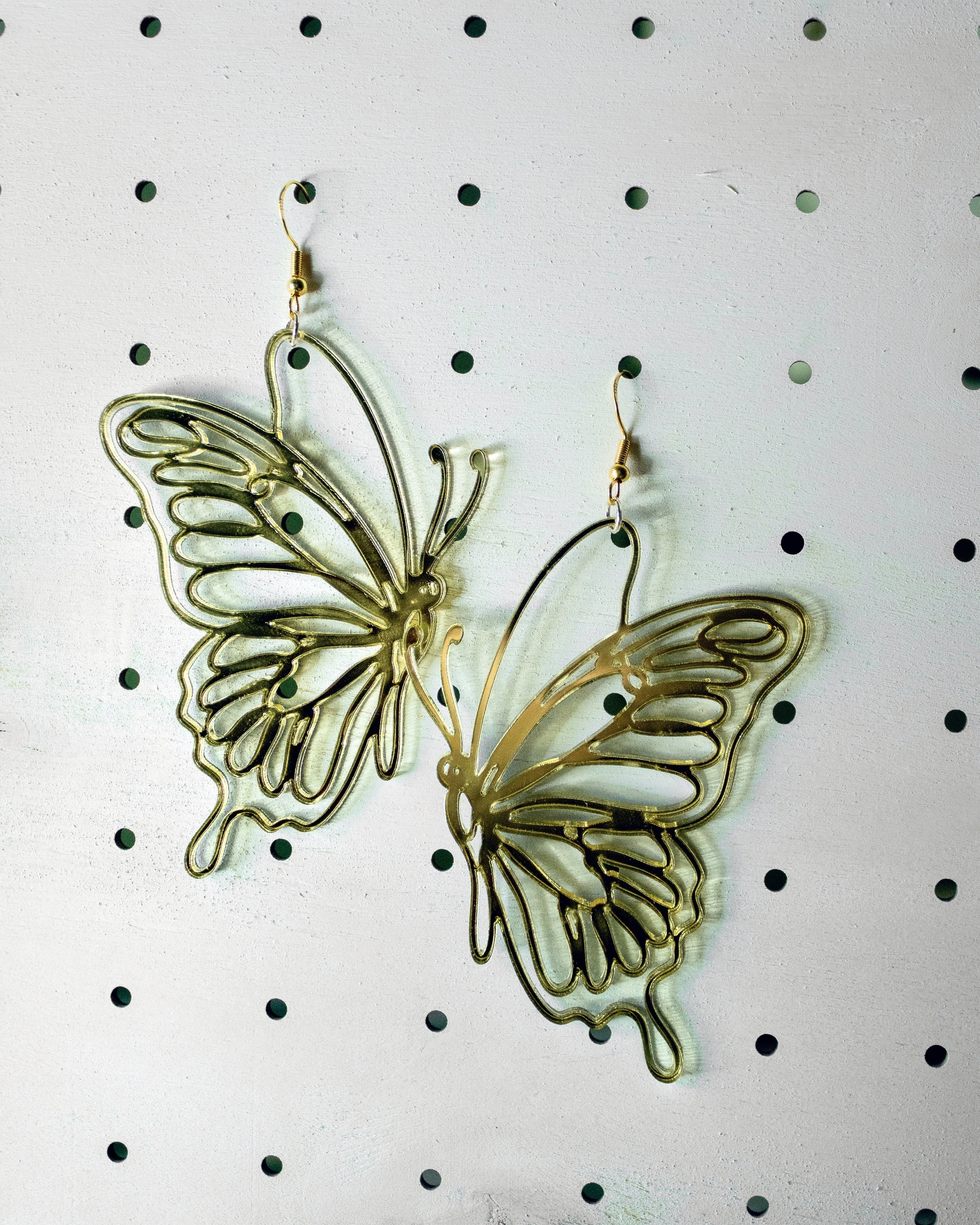 Orecchini farfalla in plexiglass oro specchiato con retro grigio e gancio in argento 925 placcato oro