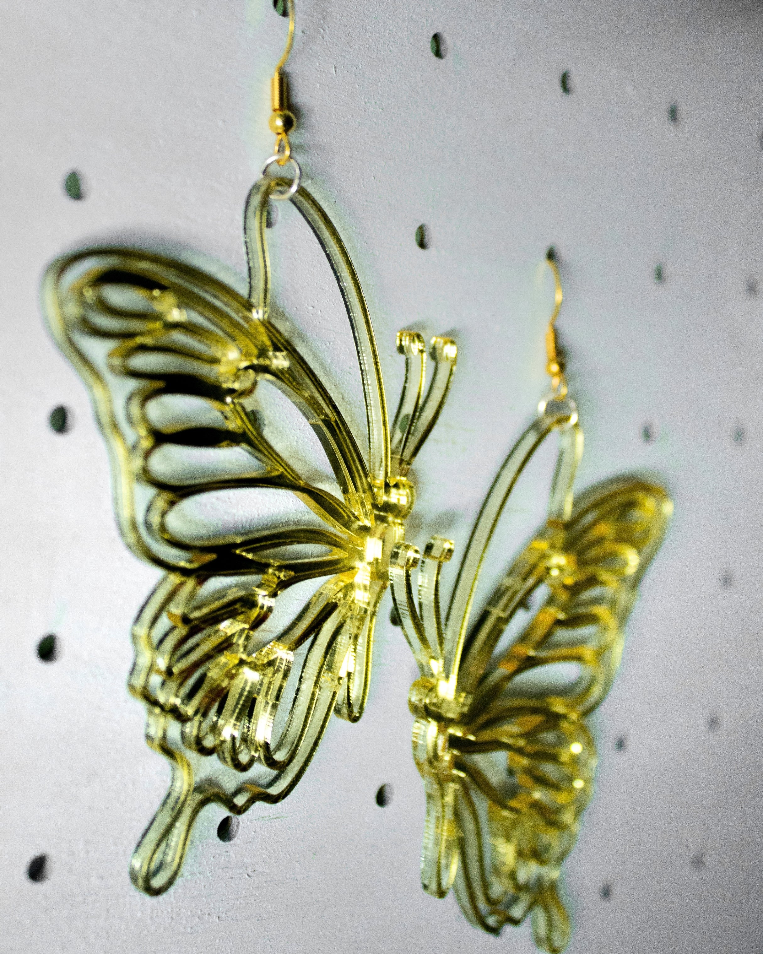 Orecchini farfalla in plexiglass oro specchiato con retro grigio e gancio in argento 925 placcato oro