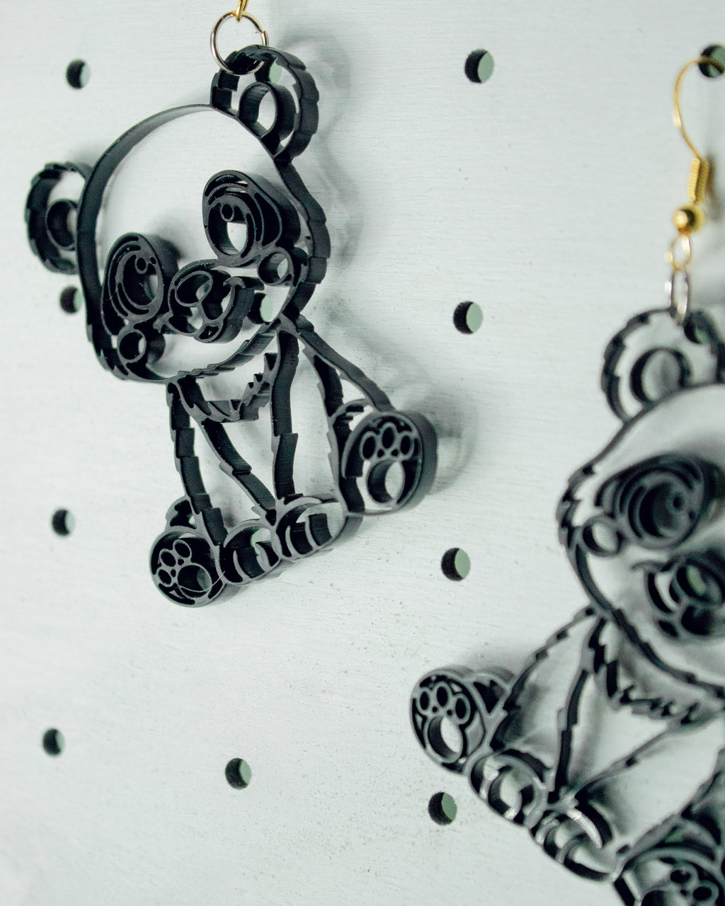 Orecchini panda in plexiglass con gancio in argento 925 placcato oro, gioielli artigianali originali