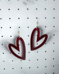 Orecchini a cuore in plexiglass bordeaux traslucido con gancio in argento 925 placcato oro