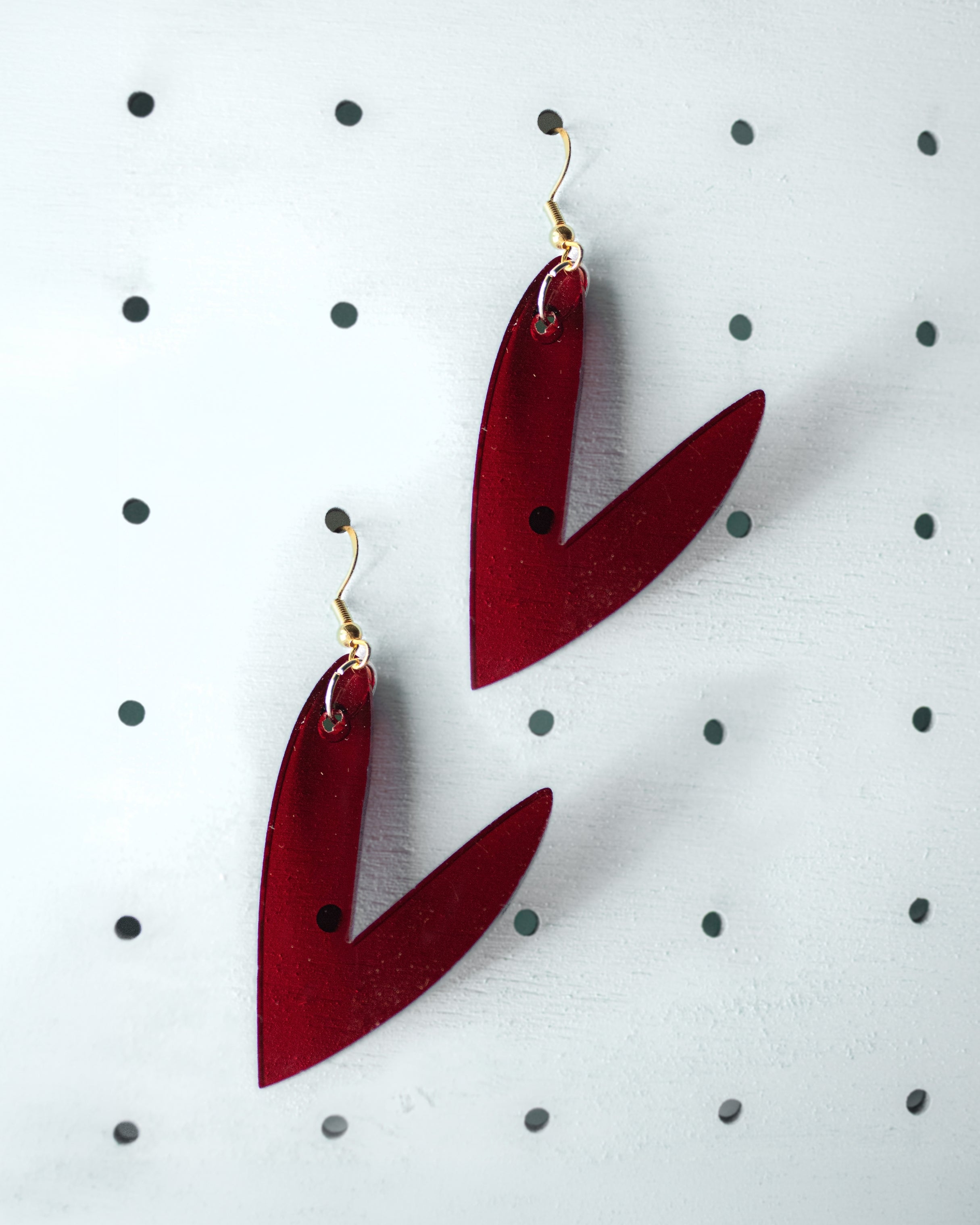 Orecchini a cuore in plexiglass bordeaux traslucido con gancio in argento 925 placcato oro