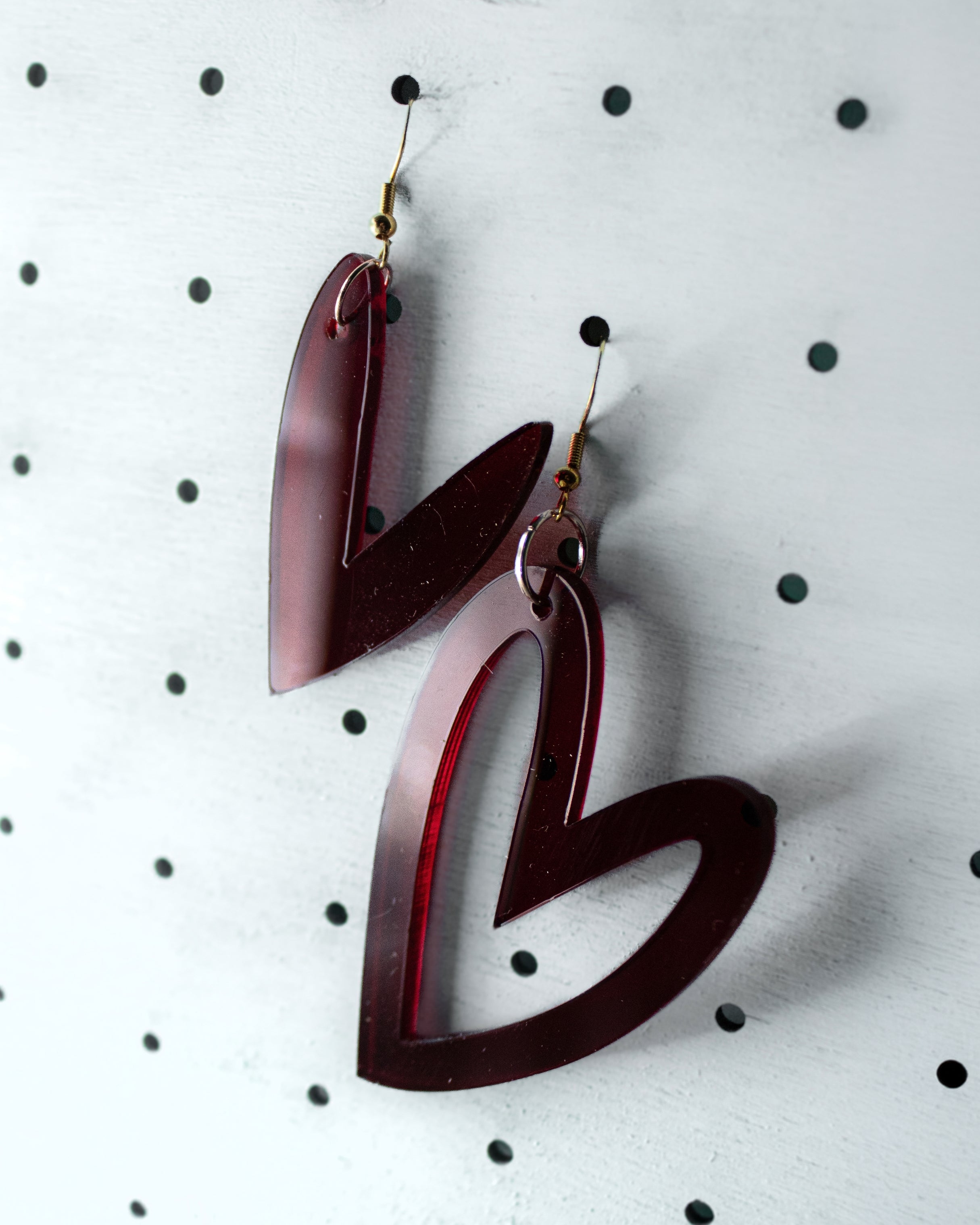 Orecchini a cuore in plexiglass bordeaux traslucido con gancio in argento 925 placcato oro