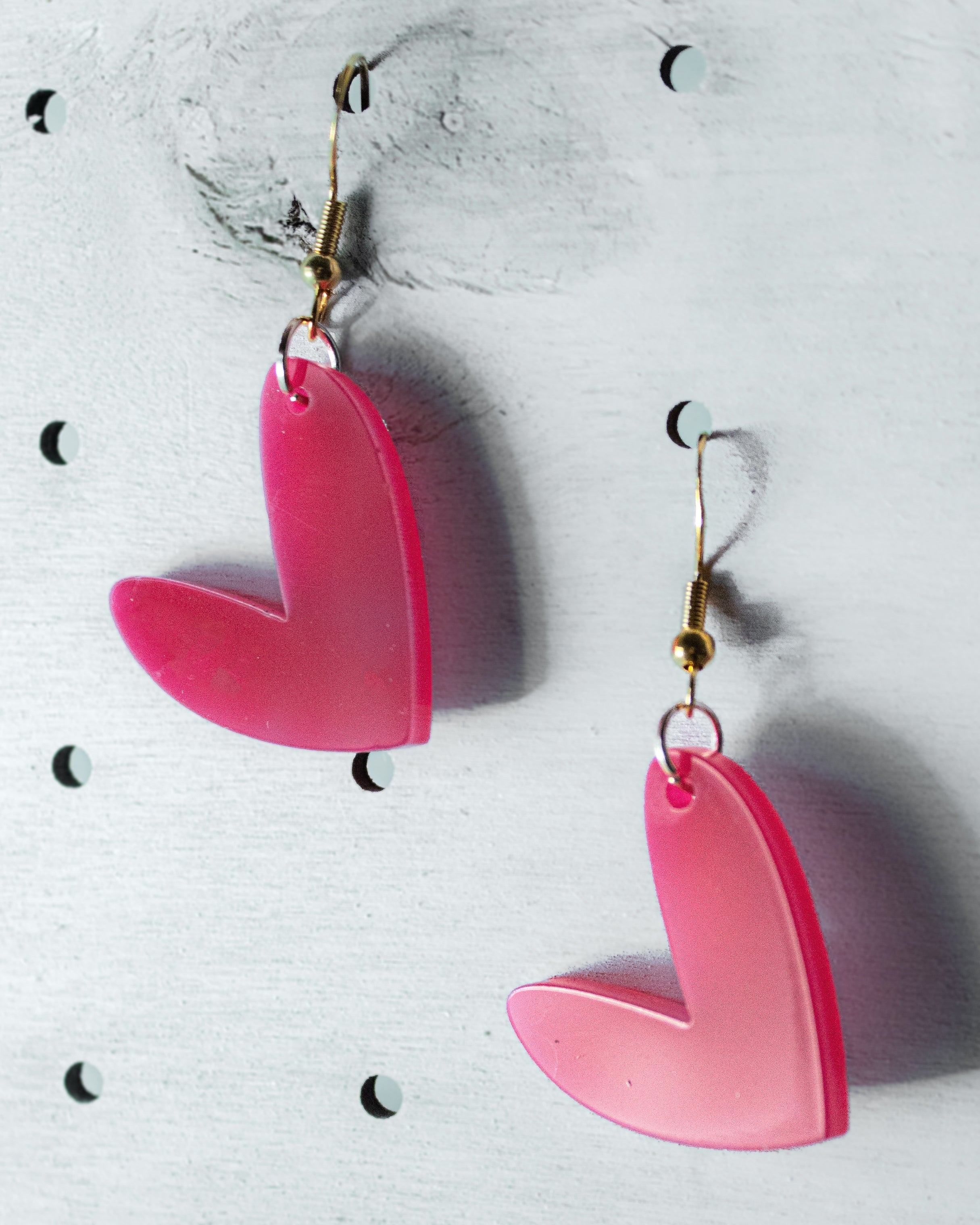 Orecchini in plexiglass fucsia a forma di cuore con gancio in argento 925 placcato oro