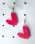 Orecchini in plexiglass fucsia a forma di cuore con gancio in argento 925 placcato oro