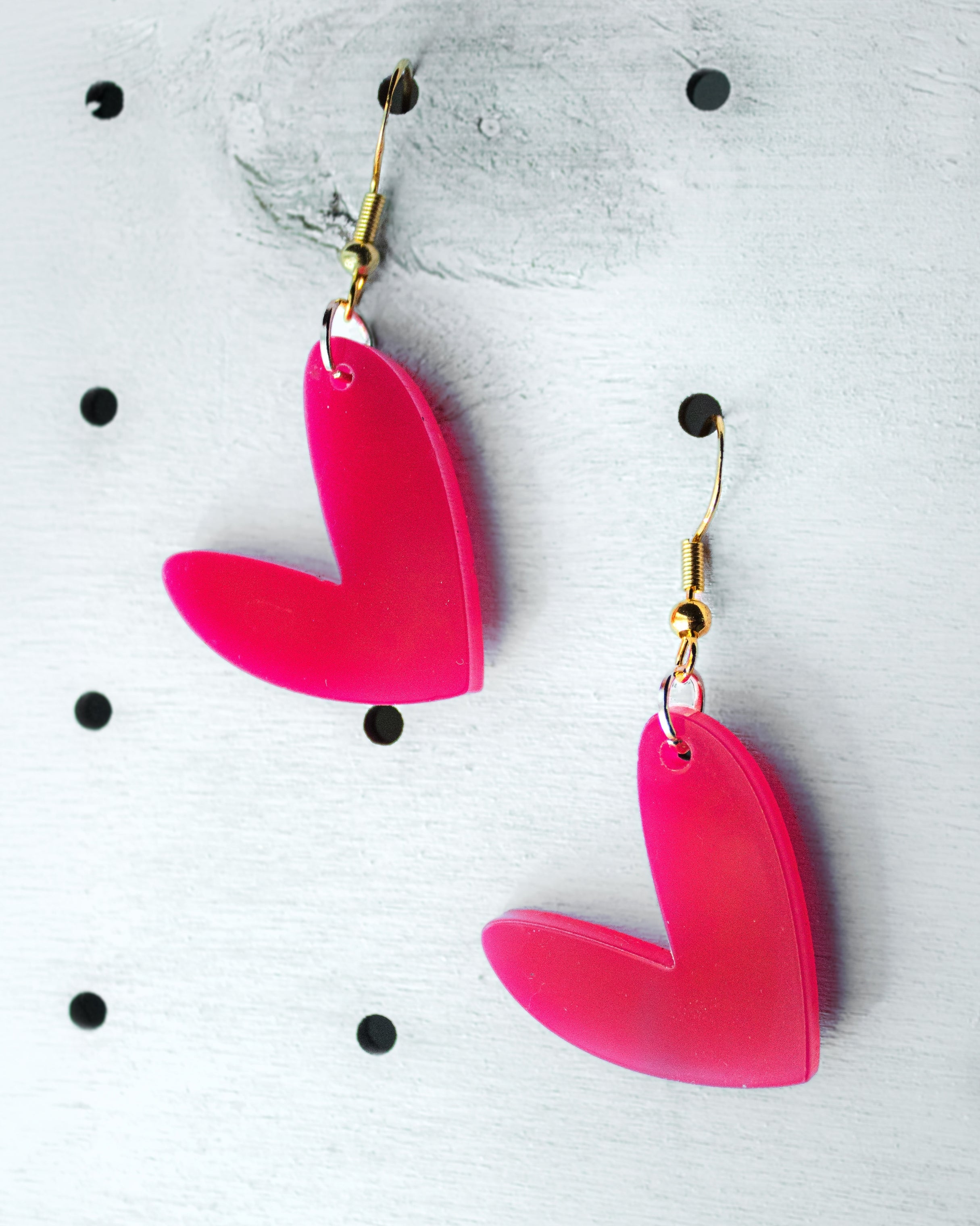 Orecchini in plexiglass fucsia a forma di cuore con gancio in argento 925 placcato oro