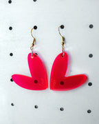 Orecchini in plexiglass rosa fluo a forma di cuore con incisione love you e gancio in argento 925 placcato oro
