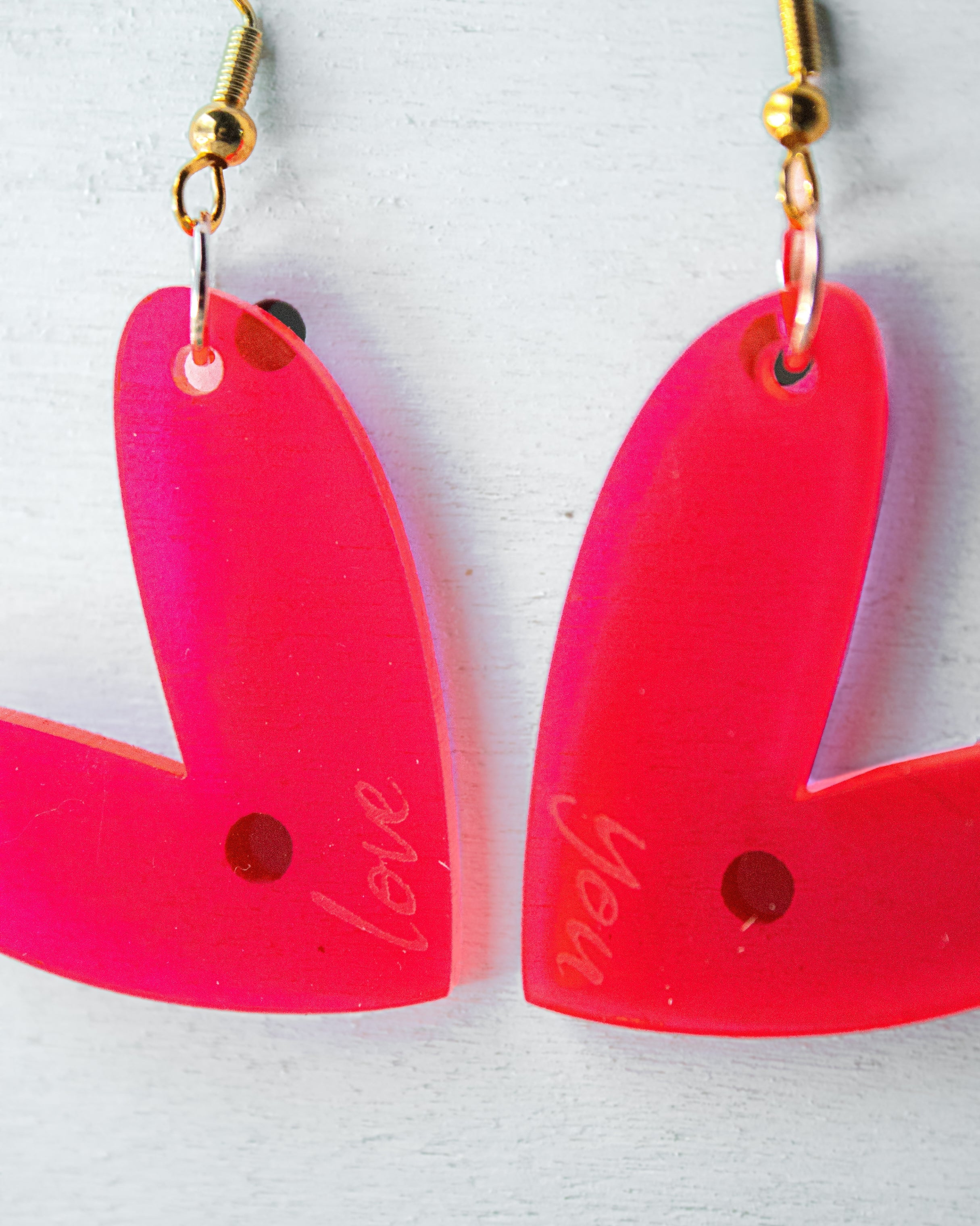 Orecchini in plexiglass rosa fluo a forma di cuore con incisione love you e gancio in argento 925 placcato oro