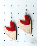Orecchini a cuore in plexiglass fucsia e legno di pioppo inciso con scritta love