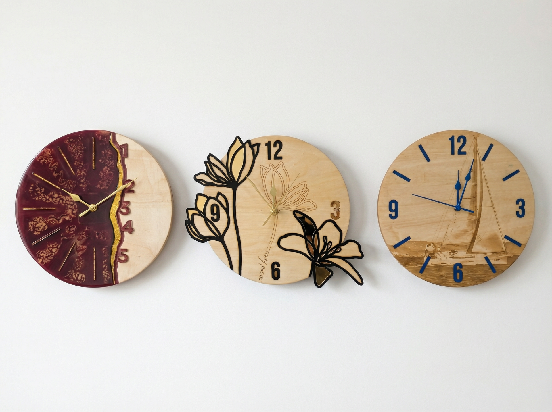 Tre orologi da parete artigianali in legno e plexiglass, design moderno e personalizzabile, realizzati a mano da Officina Visioni.