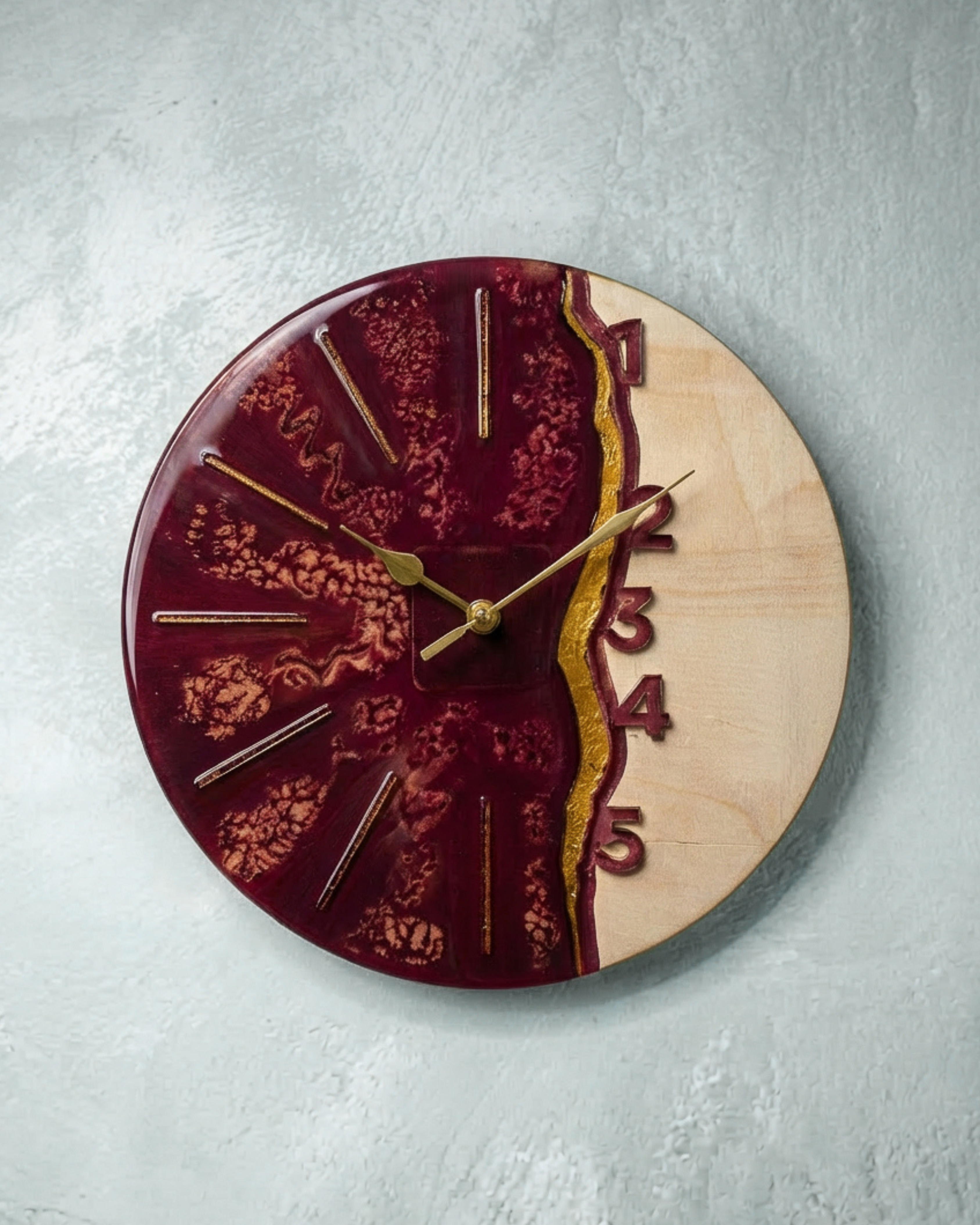 Orologio da parete in legno con plexiglass effetto marble vinaccia e dettagli in foglia oro