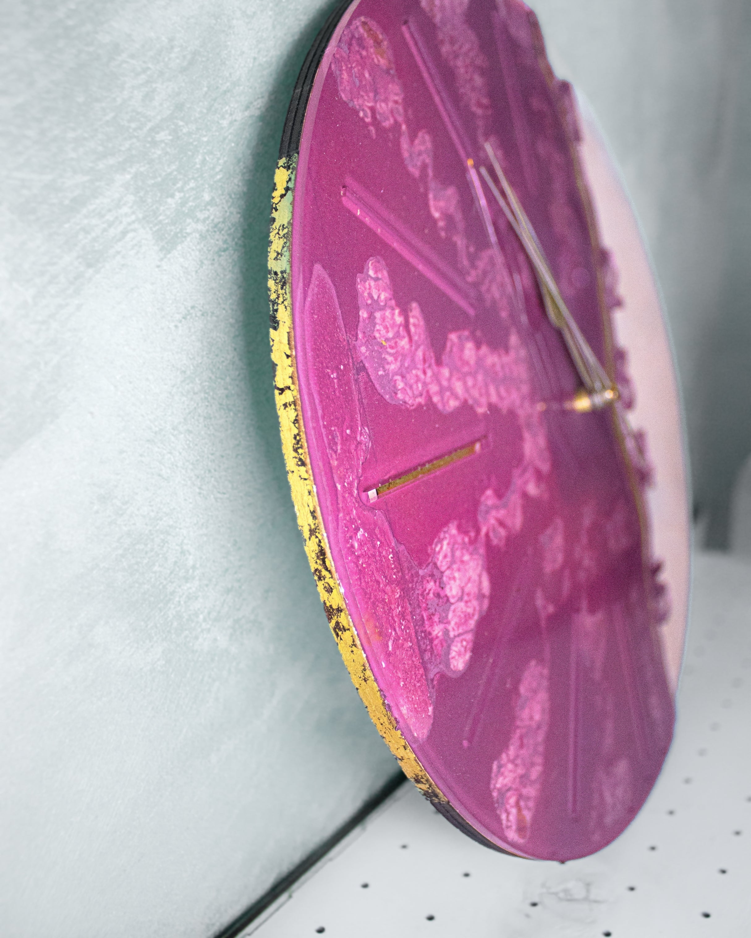 Orologio da parete in legno con plexiglass effetto marble vinaccia e dettagli in foglia oro