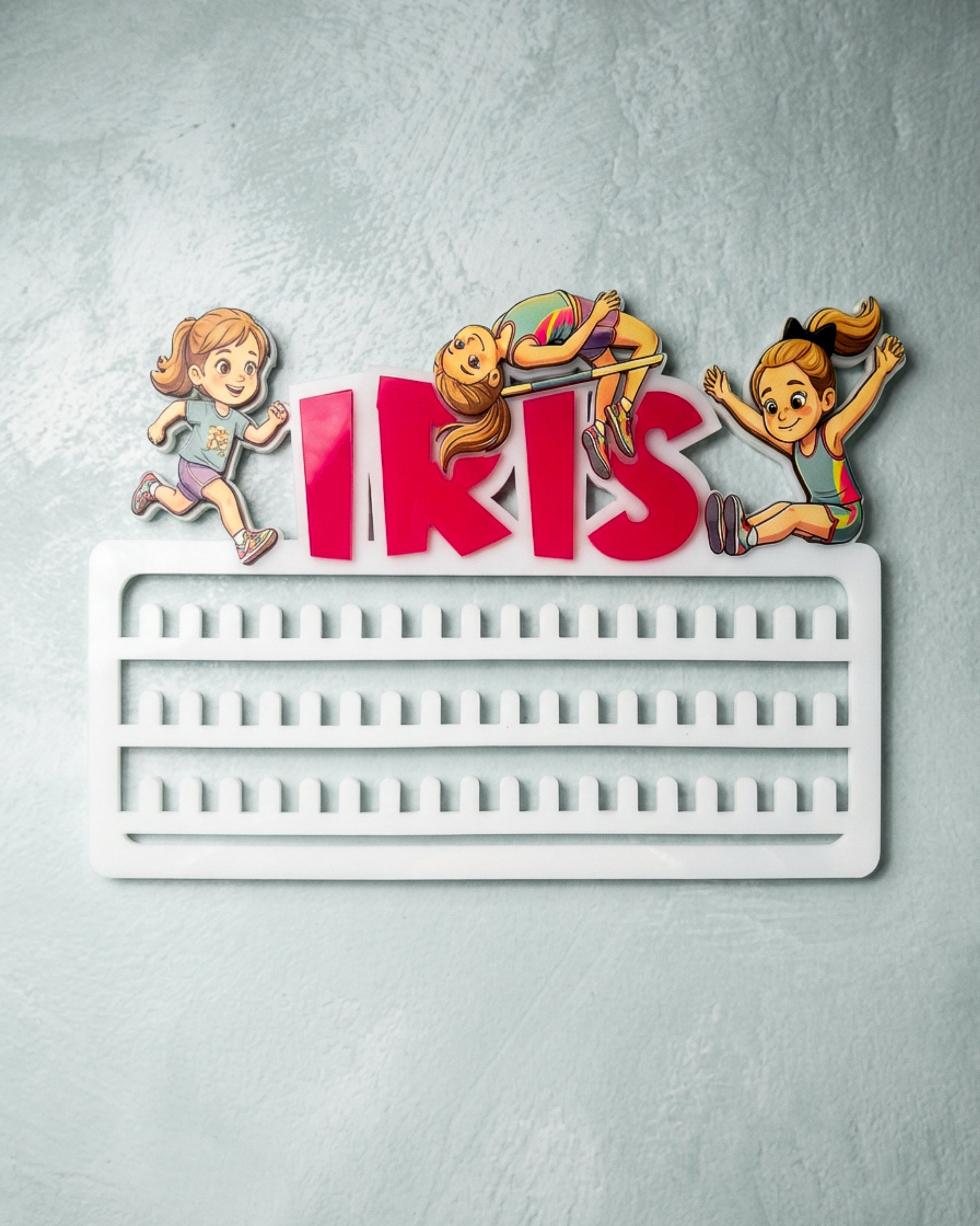 Porta medaglie personalizzato in plexiglass con nome colorato e caricatura sportiva su misura