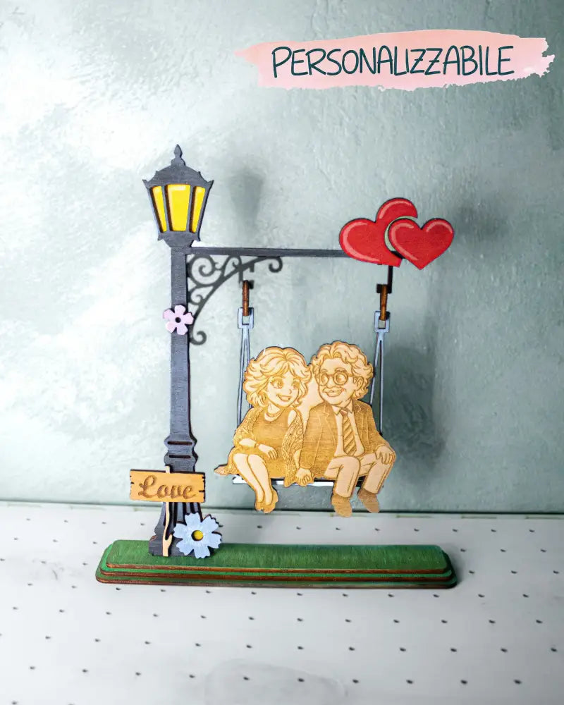 Scultura personalizzata in legno di pioppo dipinto a mano con coppia su altalena incisa da foto effetto comic