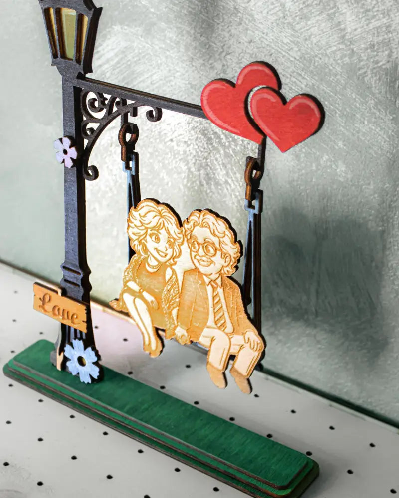 Scultura personalizzata in legno di pioppo dipinto a mano con coppia su altalena incisa da foto effetto comic
